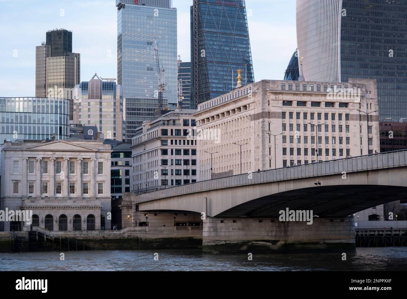 London Bridge und die Themse am 5. Februar 2023 in London, Großbritannien. Mehrere Brücken namens London Bridge erstreckten sich über die Themse zwischen der City of London und Southwark im Zentrum von London. Die aktuelle Kreuzung, die 1973 eröffnet wurde, ist eine Kastenbalkenbrücke aus Beton und Stahl. Stockfoto