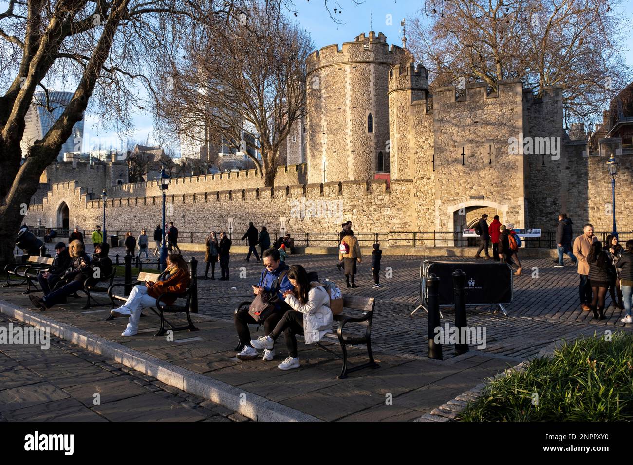 Touristen im Tower of London am 5. Februar 2023 in London, Großbritannien. Der Tower of London, offiziell sein königlicher Palast und die Festung des Tower of London, ist ein historisches Schloss, das Ende 1066 im Rahmen der normannischen Eroberung von England gegründet wurde. Stockfoto