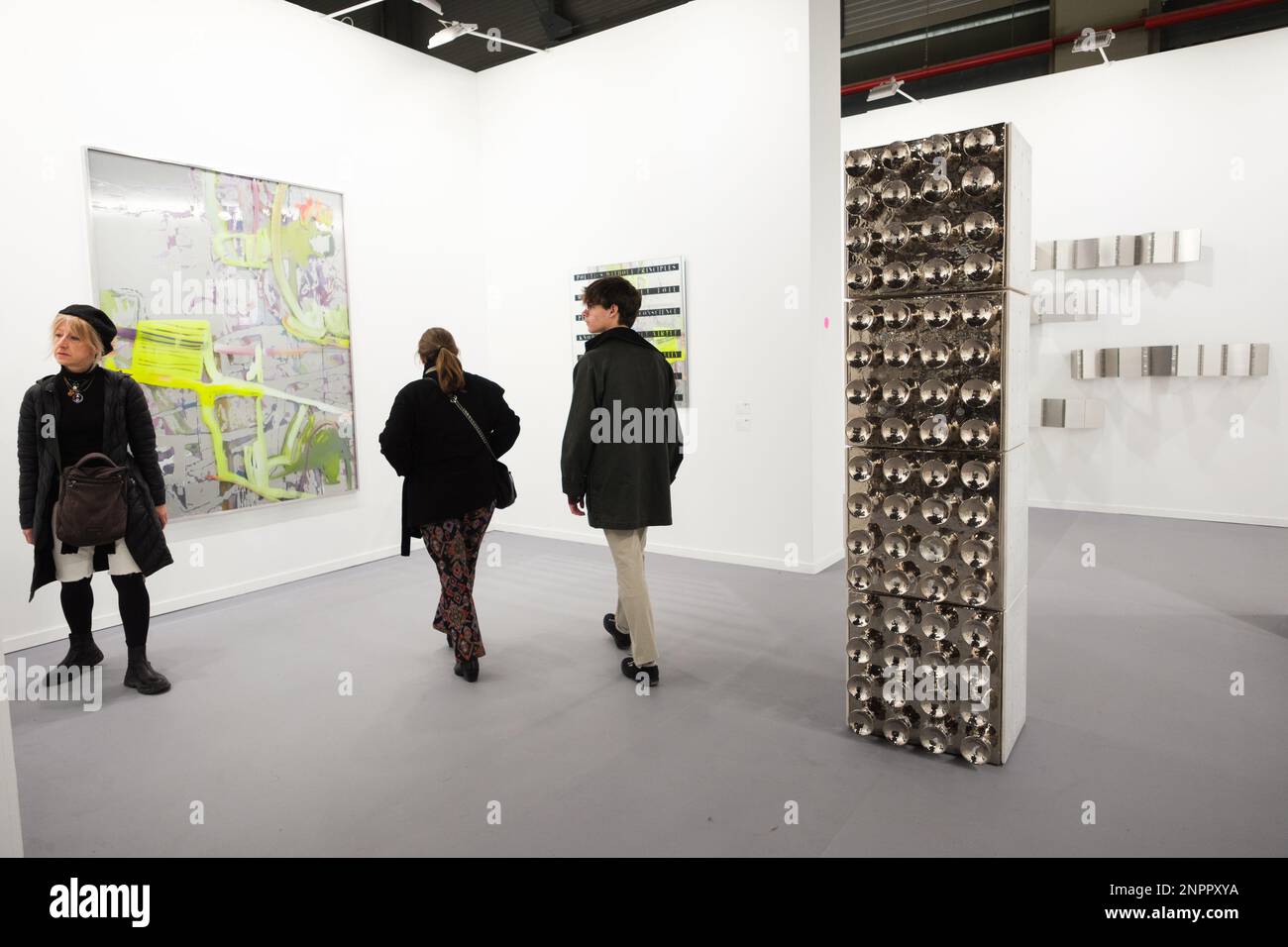 Madrid, Spanien. 25. Februar 2023. Besucher beobachten eine Installation der Thomas Schulte Galerie während des vierten Tages von ARCO, der Internationalen Messe für zeitgenössische Kunst Spaniens, die die 42. Ausgabe feiert. Kredit: SOPA Images Limited/Alamy Live News Stockfoto