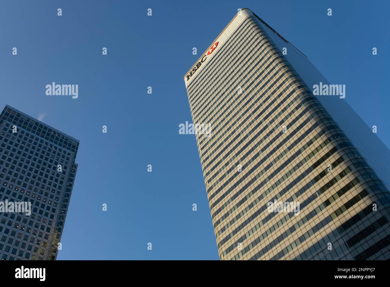 HSBC-Gebäude im Herzen des Finanzviertels Canary Wharf am 7. Februar 2023 in London, Großbritannien. Canary Wharf ist ein Gebiet in der Nähe der Isle of Dogs im Londoner Stadtteil Tower Hamlets und wird von der Greater London Authority als Teil des zentralen Londoner Geschäftsviertels definiert. Zusammen mit der City of London ist sie eines der wichtigsten Finanzzentren in Großbritannien und der Welt und beherbergt viele Hochhäuser, darunter das drittgrößte im Vereinigten Königreich, den One Canada Square. Stockfoto