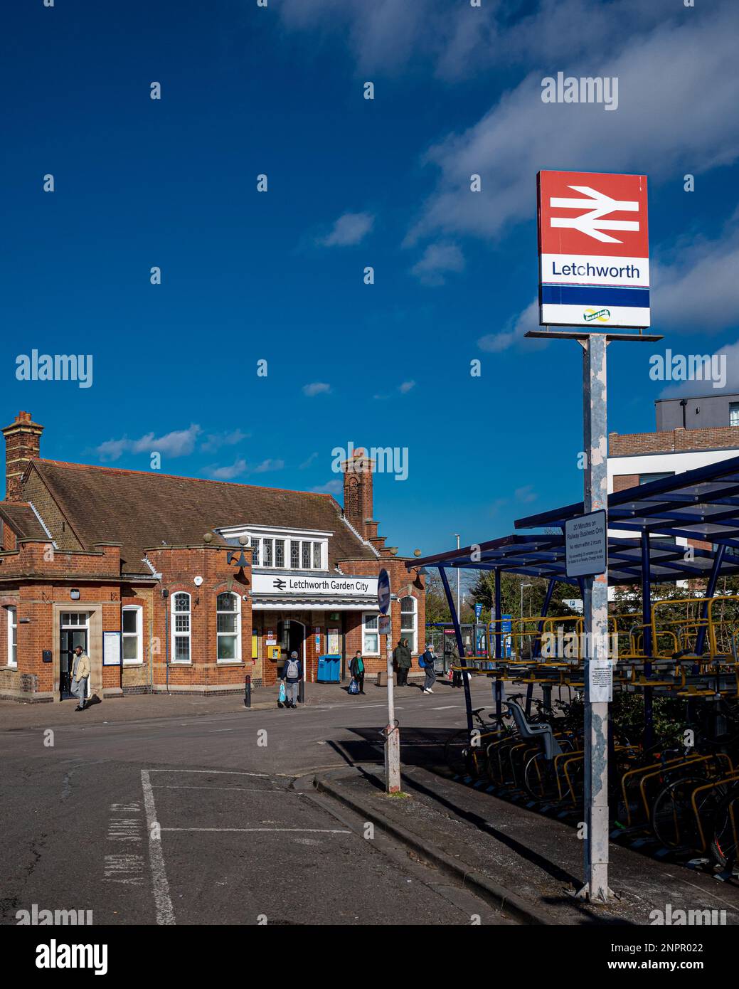 Letchworth Garden City Bahnhof. Der 1912 fertiggestellte Bahnhof von Letchworth wurde im Kunst- und Kunsthandwerksstil gebaut. Klasse II gelistet. Stockfoto