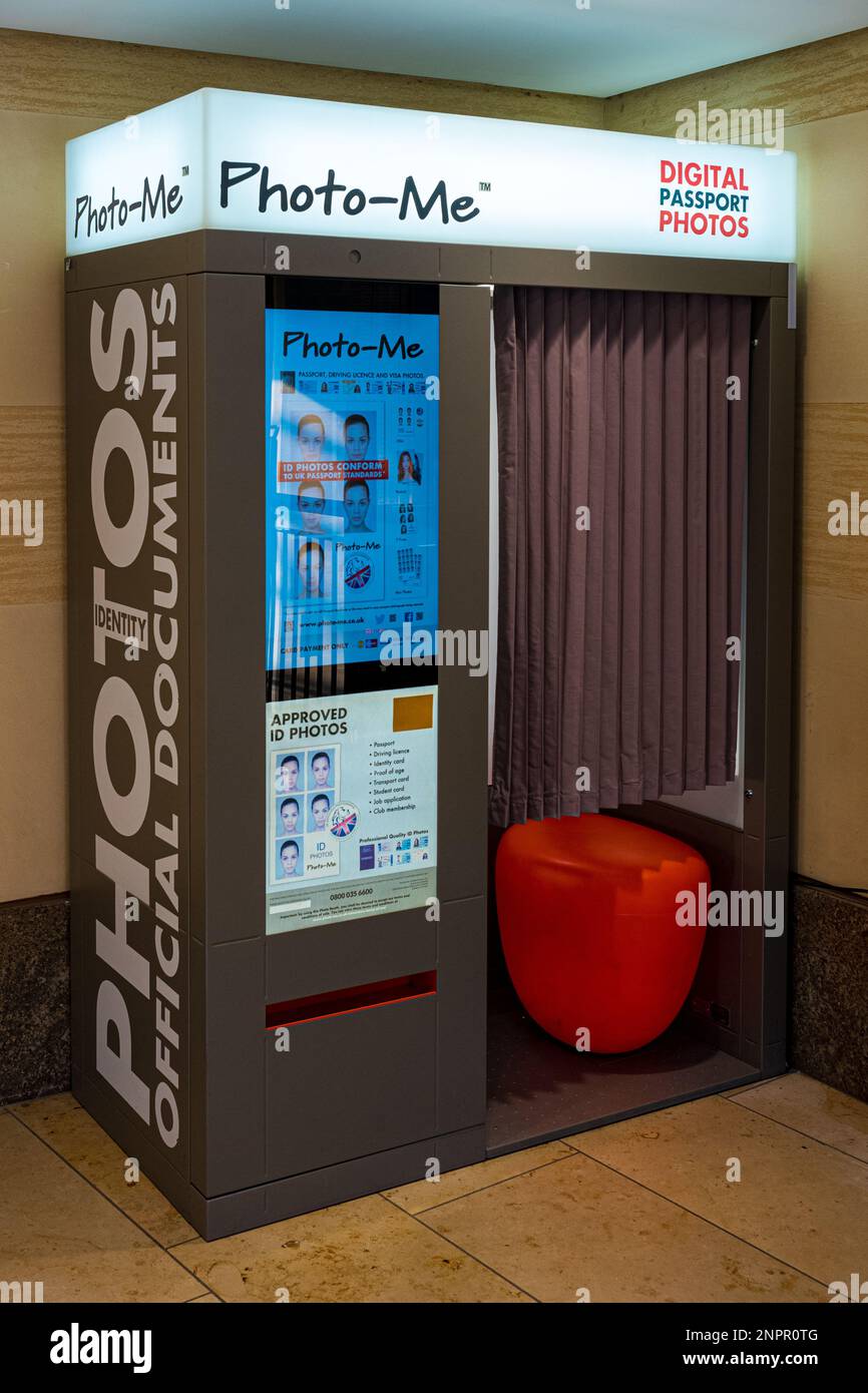 Fotoautomaten in einem Einkaufszentrum. Foto: Automatische Fotozelle. Photo-ME ist Teil der ME Group International. Stockfoto