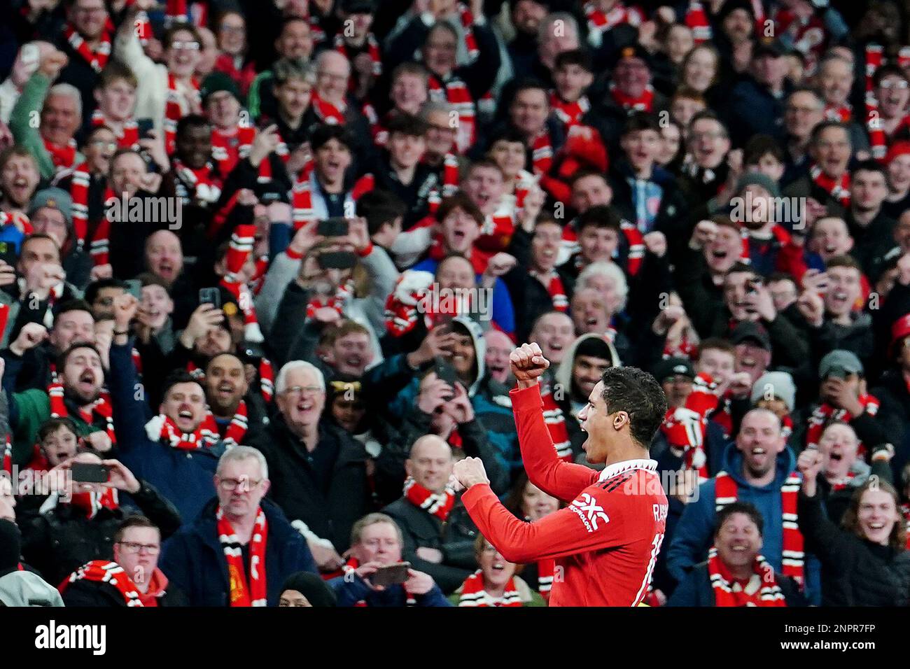 Das Raphael Varane von Manchester United feiert die Nachfolge des Carabao Cup-Finalspiels im Wembley Stadium in London. Foto: Sonntag, 26. Februar 2023. Stockfoto