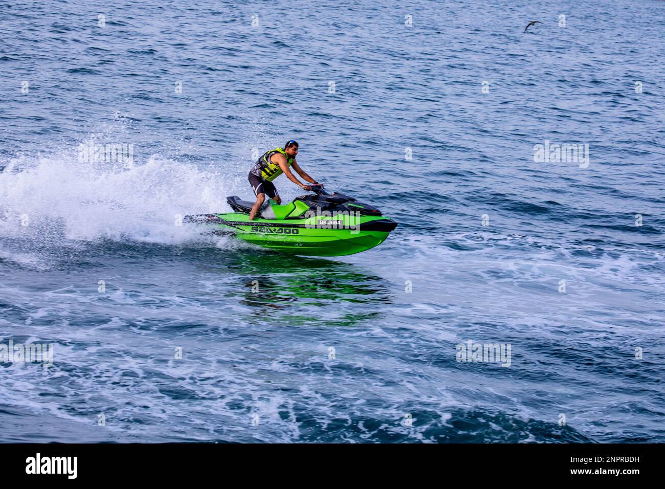 Ein Mann mit einem Jetski, Wasserroller oder Wasserfahrzeug im Persischen Golf. Manama, Bahrain Stockfoto