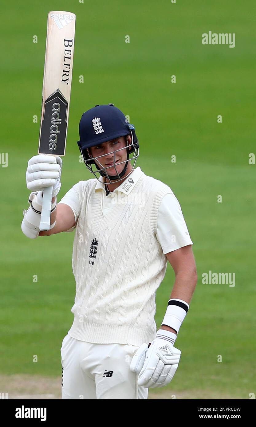 England's Stuart Broad raises his bat to celebrate scoring fifty runs during the second day of the third cricket Test match between England and West Indies at Old Trafford in Manchester, England, Saturday, July 25, 2020. (Michael Steele/Pool via AP) Stockfoto