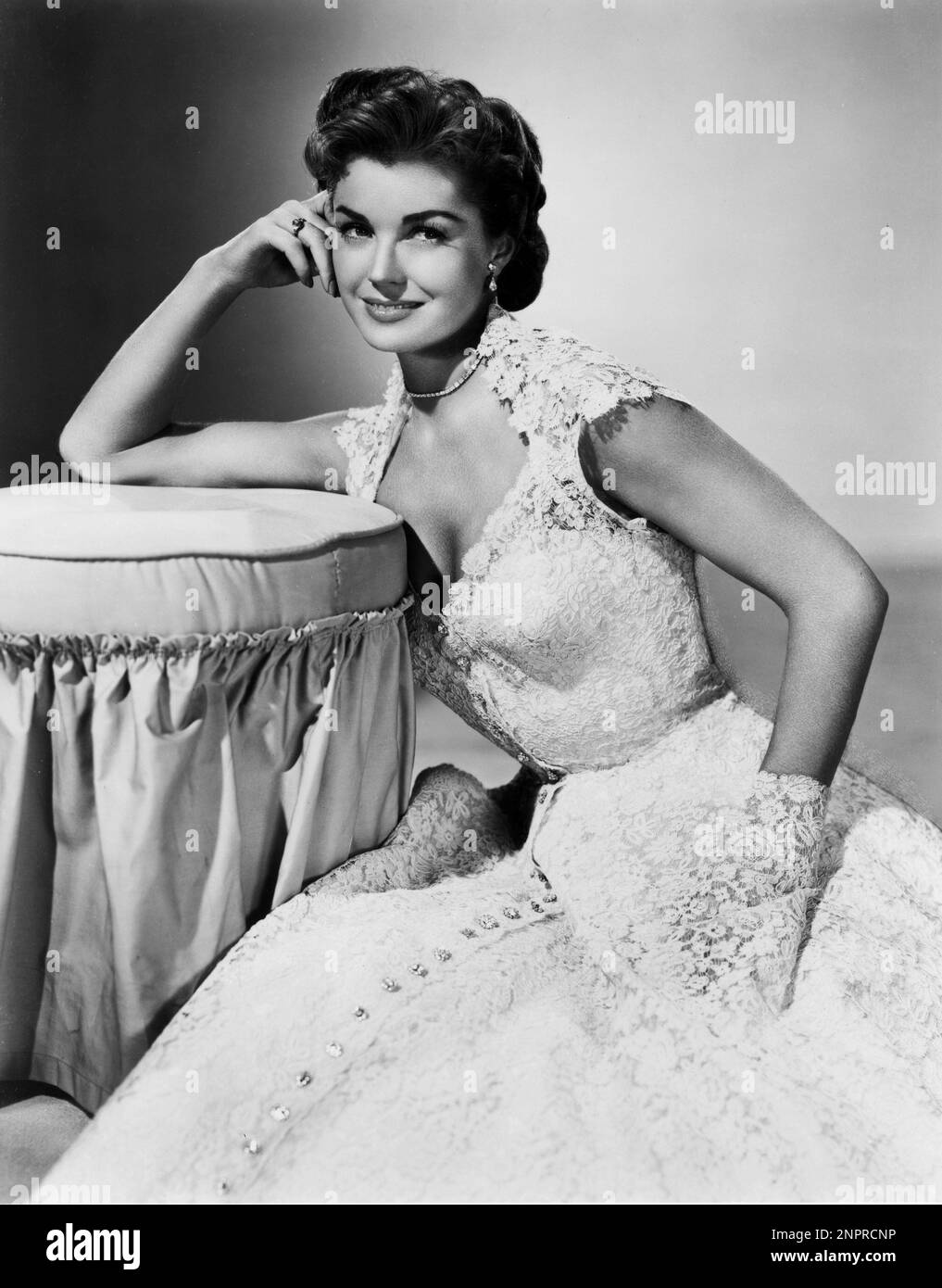 Ca. 1952 Die amerikanische Filmschauspielerin ESTHER WILLIAMS , Publizität - KINO - Porträt - Rituto - sorriso - Lächeln - Chignon - Anello - Ring - Orechino - Orechini - Juwelen - gioiello - gioielli - Bijoux - pizzo - Spitze - Abito bianco - weißes Kleid - collana - Halskette - Diamante - Diamanten - Denker - Pensatore - Pensatrice --- Archivio GBB Stockfoto