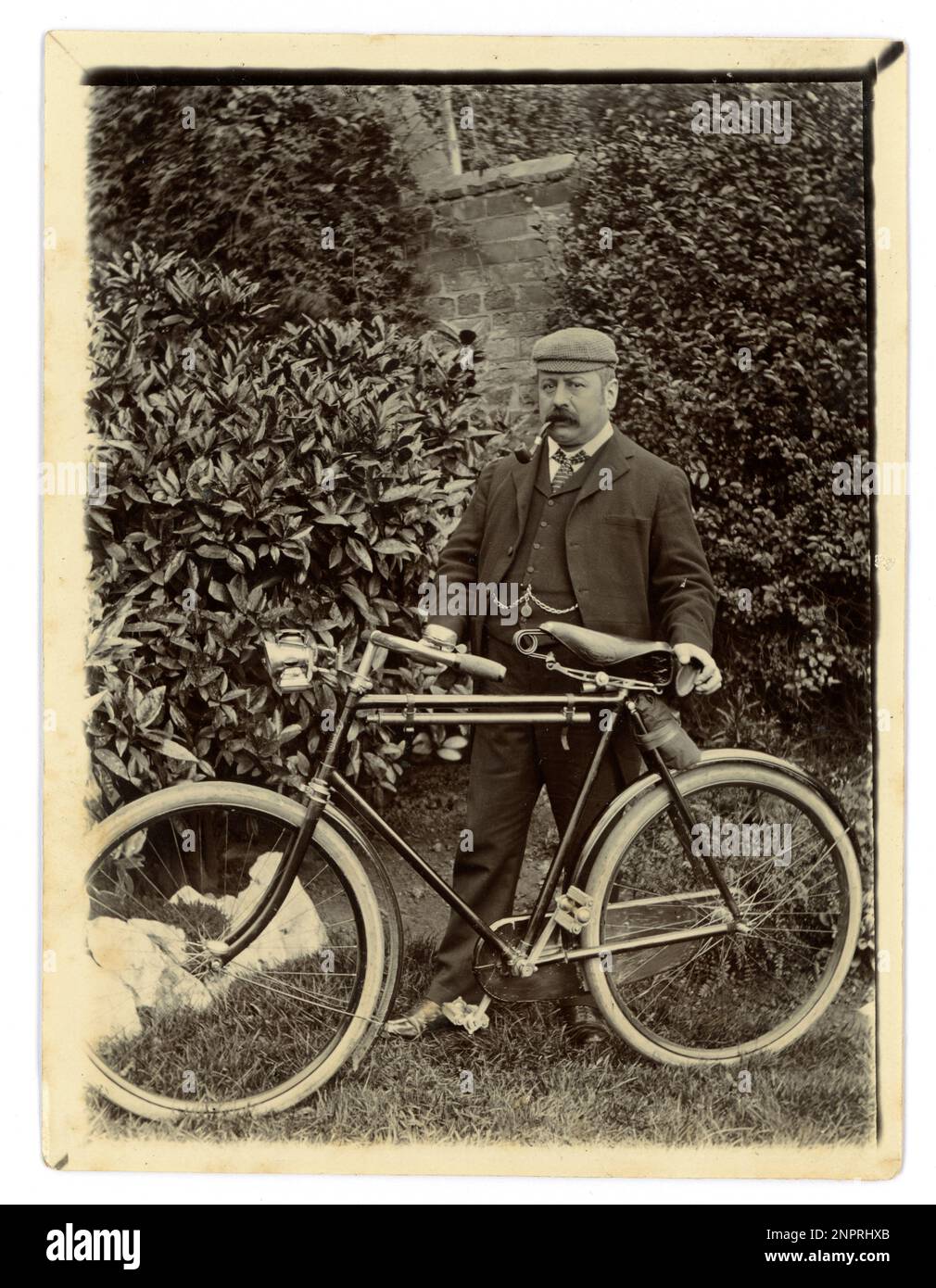 Originalfoto aus der viktorianischen Epoche eines Gentleman mittleren Alters mit seinem Fahrrad in einem Garten, Oldtimer-Radfahren, um 1898, Worcester Gegend, Großbritannien Stockfoto