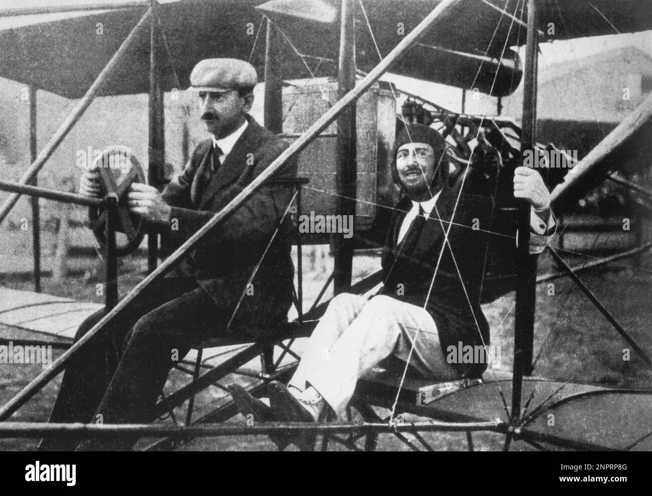 1909 , Montichiari , Brescia , Italien : Der gefeierte italienische Dichter GABRIELE D'ANNUNZIO im Doppeldecker mit GLENN CURTISS im Circuito Aereo - POETA - POESIA - POESIE - LETTERATURA - Letterato - LITERATUR - barba - Bart - Baffi - Halsband - colletto - AVIAZIONE - AVIATORE - Aviator à Fly - Volo - AEROPLANO - AEROPLANO FLUGZEUG - Rituto - Porträt - DECADENTISMO - Decadentism - DANNUNZIO - D' ANNUNZIO - pioniere - Ghette - Lächeln - sooriso - Hut - cappello ---- Archivio GBB Stockfoto