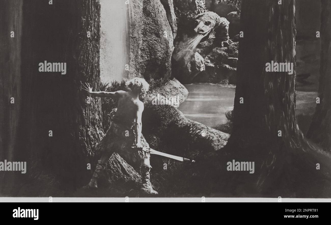 1924 :der Schauspieler PAUL RICHTER als Siegfried mit dem drake im deutschen Stummfilm DIE NIBELUNGEN : SIEGRIED ( I Nibelunghi - Kap. 1 ) von FRITZ LANG , Schriftsteller: Thea von Harbou - KINO MUTO - FILM - drago - spada - Schwert - foresta - Wald - UFA --- Archivio GBB Stockfoto