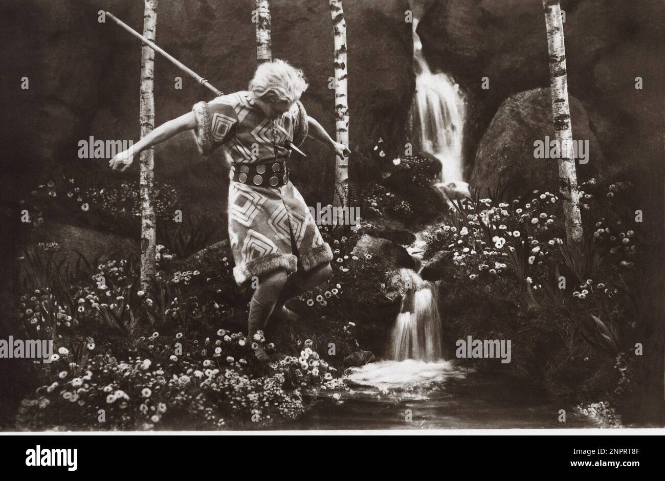 1924 : der Schauspieler PAUL RICHTER als Siegfried im deutschen Stummfilm DIE NIBELUNGEN : SIEGRIED ( I Nibelunghi - Kap. 1 ) von FRITZ LANG , geschrieben von Thea von Harbou - KINO MUTO - FILM - foresta - Wald - UFA ---- Archivio GBB Stockfoto