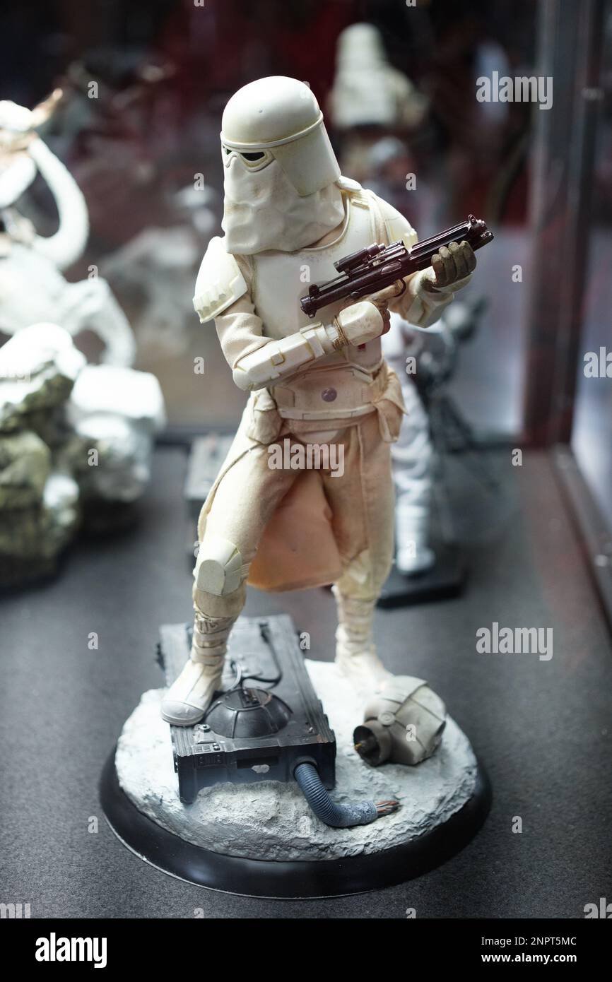 Madrid, Spanien. 25. Februar 2023. Eine Figur der 501. Legion Stormtroopers, die während der Erweiterung der Universo Star Wars in Madrid gezeigt wurden. Die Ausstellung „Universo Star Wars“ markiert ein vorher und Nachher in der Geschichte der „Star Wars“-Sammlung in Spanien. Vom 24. Februar bis 30. Juli im CEART-Raum. (Kreditbild: © Atilano Garcia/SOPA Images via ZUMA Press Wire) NUR REDAKTIONELLE VERWENDUNG! Nicht für den kommerziellen GEBRAUCH! Stockfoto