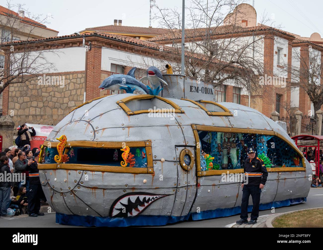 Carroza de submarino en el desfile de Carnaval de Navalmoral, España Stockfoto