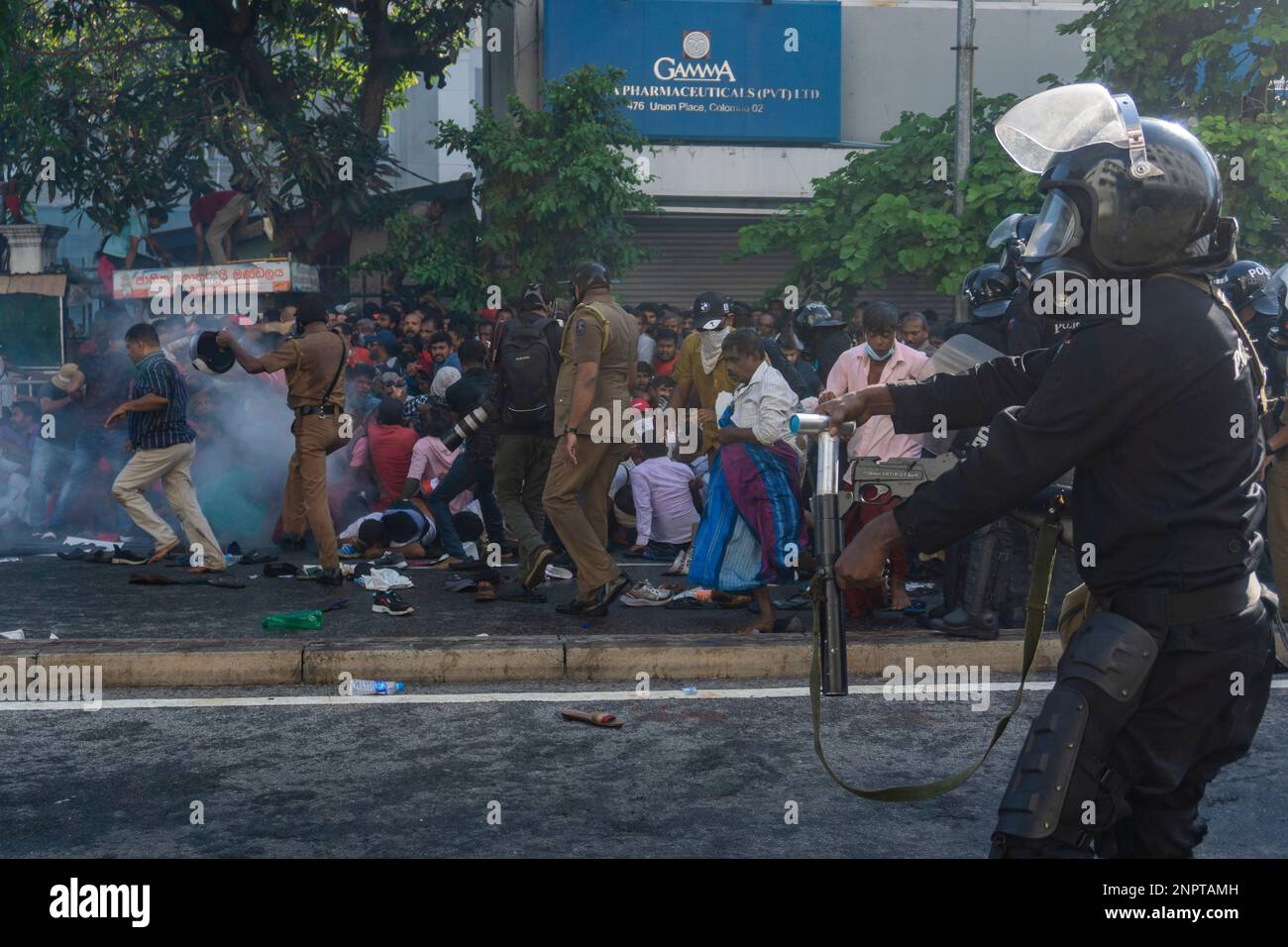 Colombo, Sri Lanka. 26. Februar 2023. Die Nationale Volksmacht protestierte gegen die Regierung und forderte, die Kommunalwahlen 2023 abzuhalten, ohne sie zu verzögern. Während des Protests feuerte die Polizei Tränengas und Wasserkanonen auf die Demonstranten, um sie zu verstreuen. Außerdem war die Straße vom Nelum Pokuna Theater zum Rathaus wegen des Protests komplett blockiert. (Foto: ISURA Nimantha/Pacific Press) Kredit: Pacific Press Media Production Corp./Alamy Live News Stockfoto