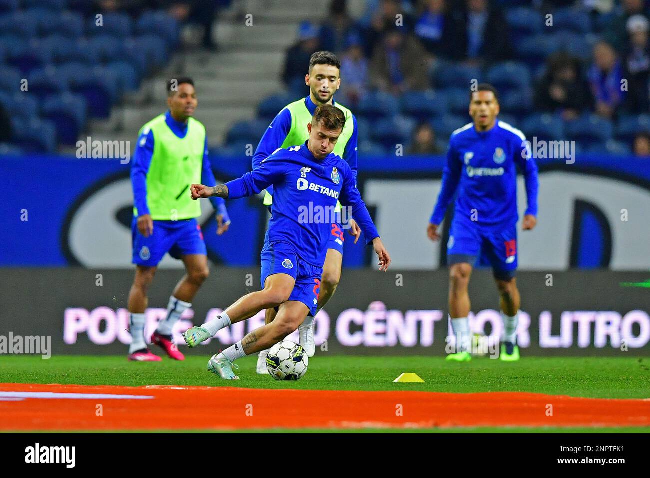 Porto, Portugal, 26. Februar 2023. Dragao Stadium, Primeira Liga 2022/2023, FC Porto gegen Gil Vicente; Otavio vom FC Porto während des Aufwärmens. Foto: Daniel Castro/DiaEsportivo/Alamy Live News Stockfoto