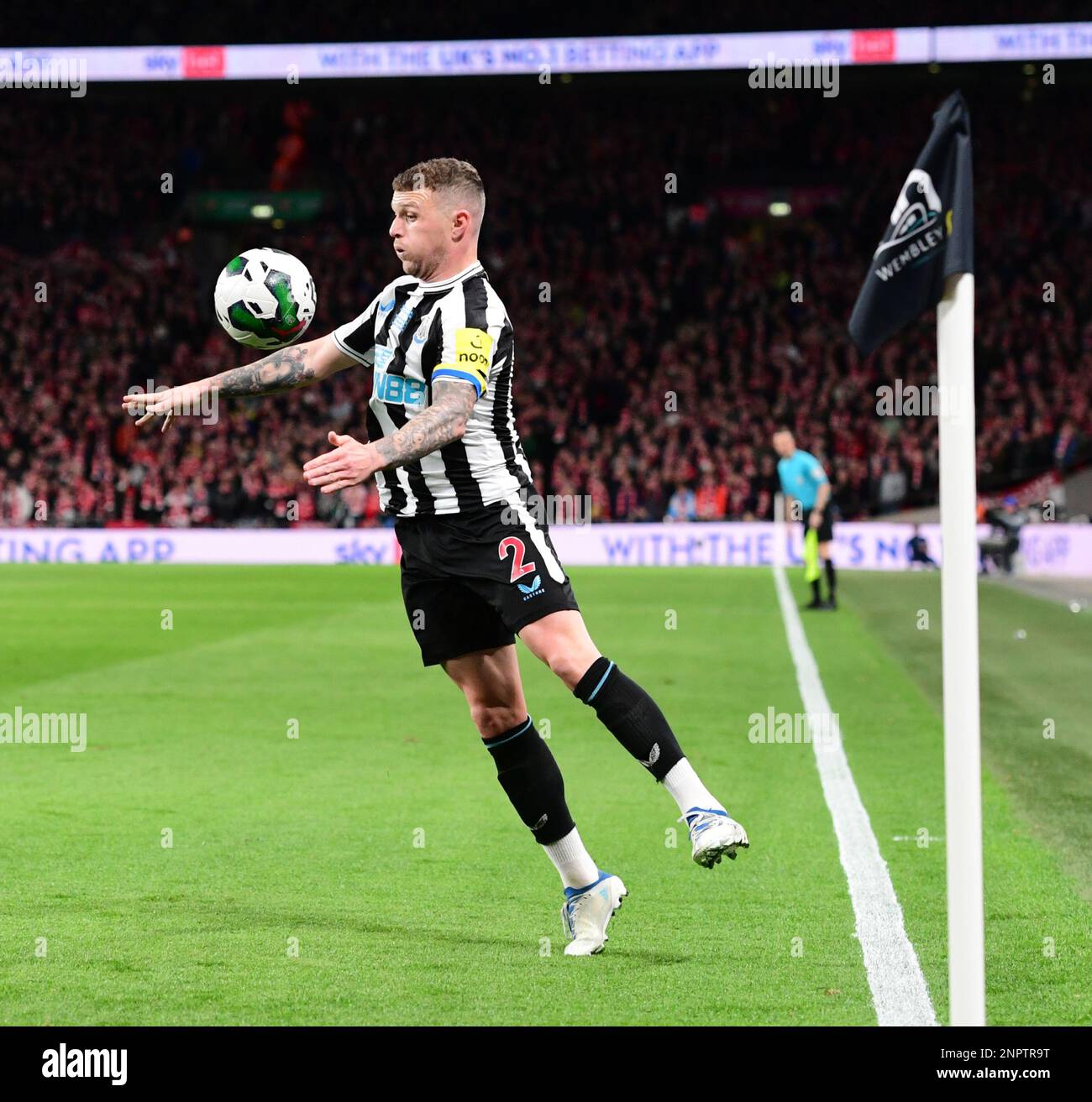 Wembley, London, Großbritannien. 26. Februar 2023. Kieran Trippier von Newcastle United hält den Ball während des letzten Carabao Cup-Spiels zwischen Manchester United und Newcastle United in Old Trafford am 26. 2023. Februar in England im Spiel. (Foto von Jeff Mood/phcimages.com) Kredit: PHC Images/Alamy Live News Stockfoto