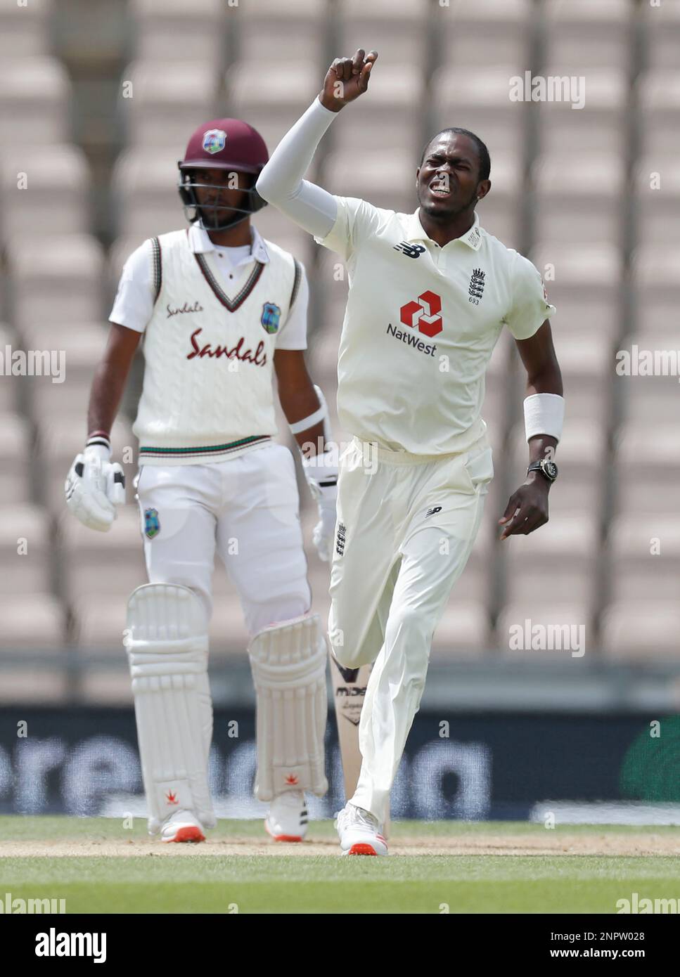England's Jofra Archer, right, reacts after bowling a delivery during the third day of the first cricket Test match between England and West Indies, at the Ageas Bowl in Southampton, England, Friday, July 10, 2020. (Adrian Dennis/Pool via AP) Stockfoto