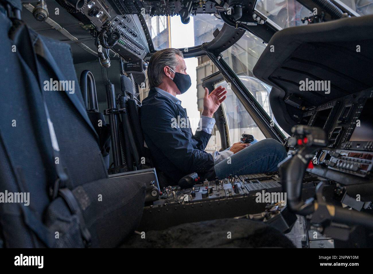 California Gov. Gavin Newsom sits in the cockpit of one of the California Department of Forestry and Fire Protection's Firehawk helicopters in Sacramento, Calif., Thursday, July 9, 2020. Newsom visite the Cal Fire McClellan Reload Base to discuss the state's new efforts to protect emergency personnel and evacuees from COVID-19 during wildfires. (AP Photo/Hector Amezcua, Pool) Stockfoto