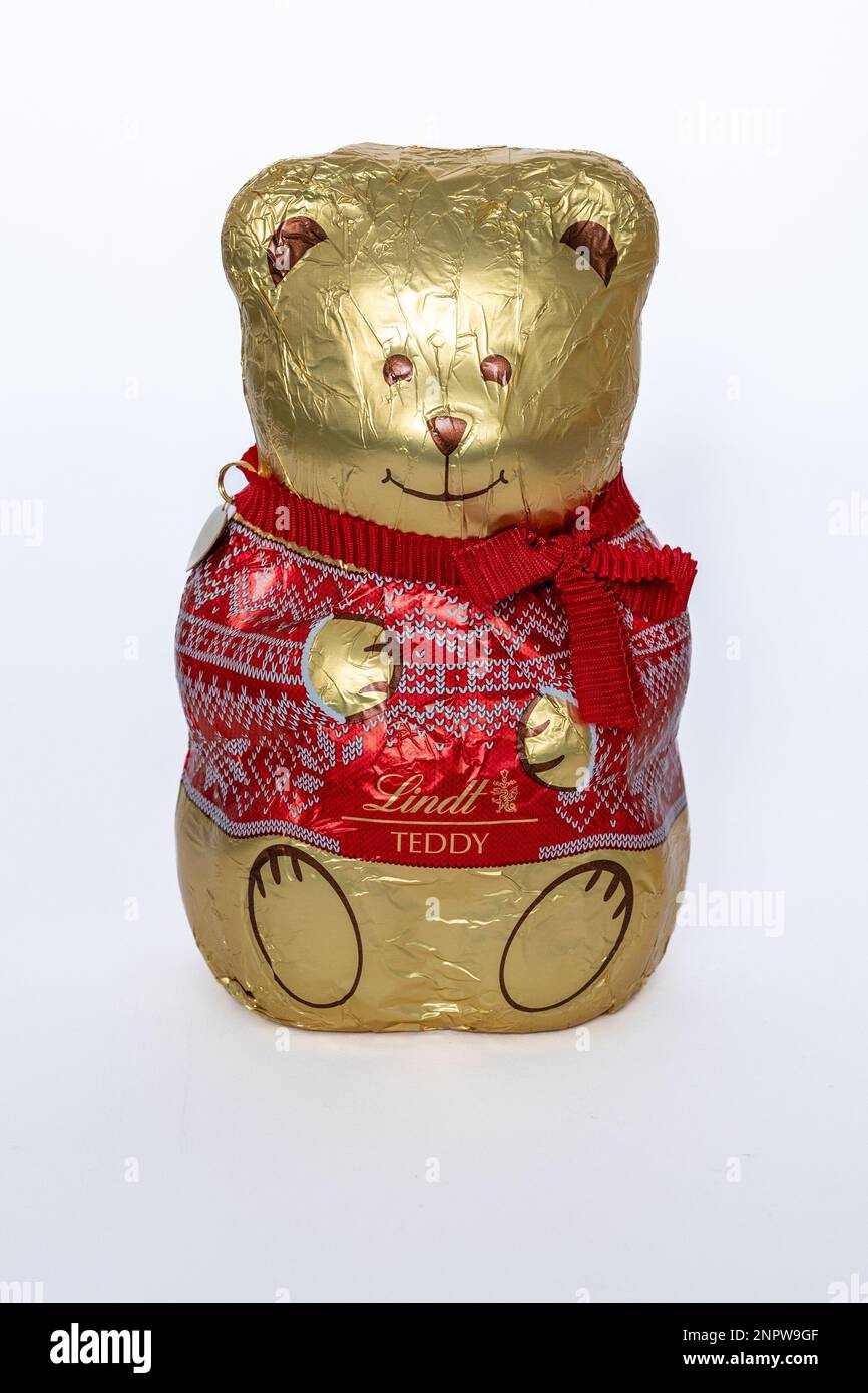 Lindt Schokoladenbär mit rotem Pullover isoliert auf weißem Hintergrund Stockfoto