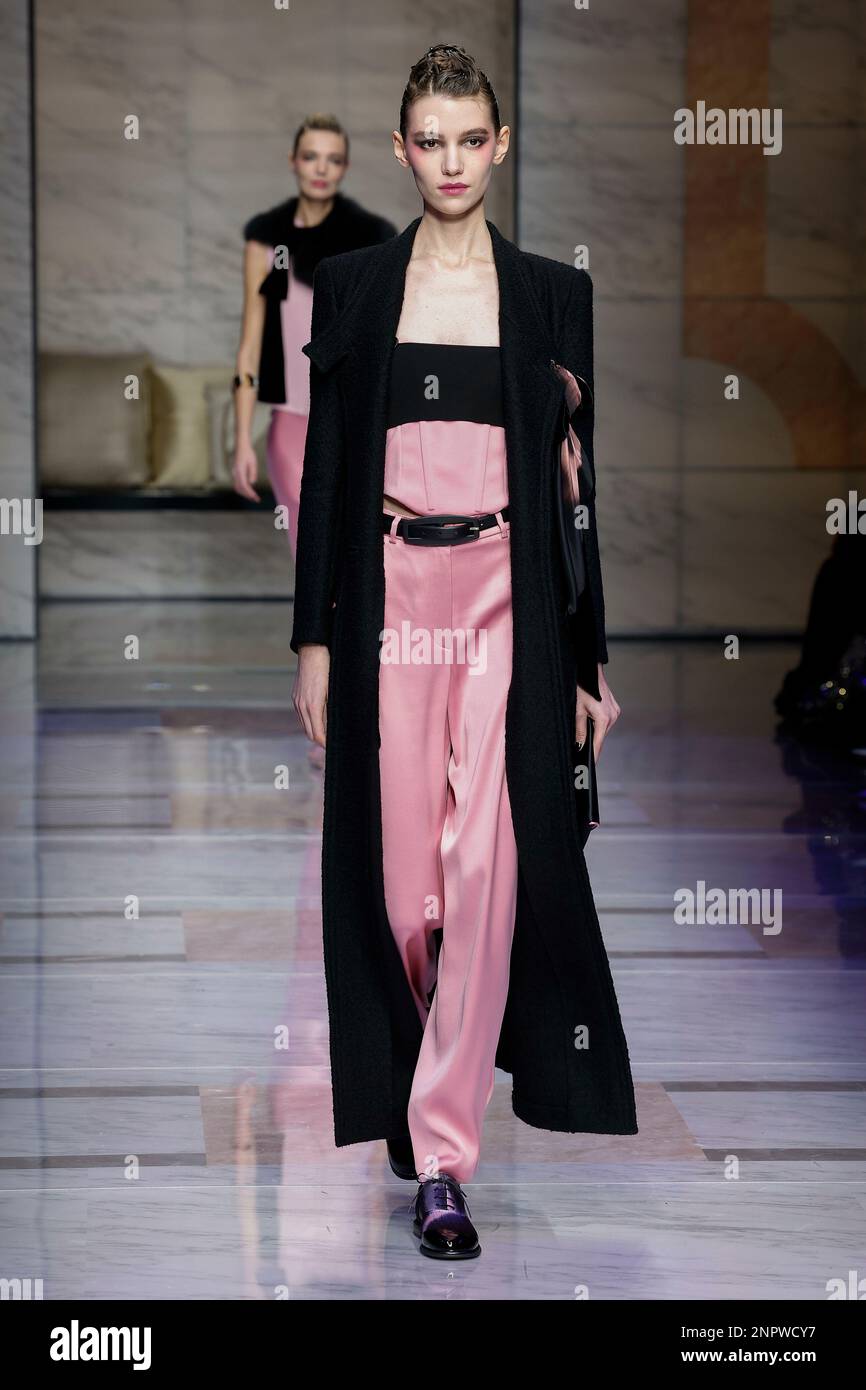 Mailand, Italien. 26. Februar 2023. GIORGIO ARMANI Herbst-Winter 2023-2024 Runway während der Mailänder Fashion Week am 2023. Februar in Mailand; Italien 26/02/2023 Guthaben: dpa/Alamy Live News Stockfoto
