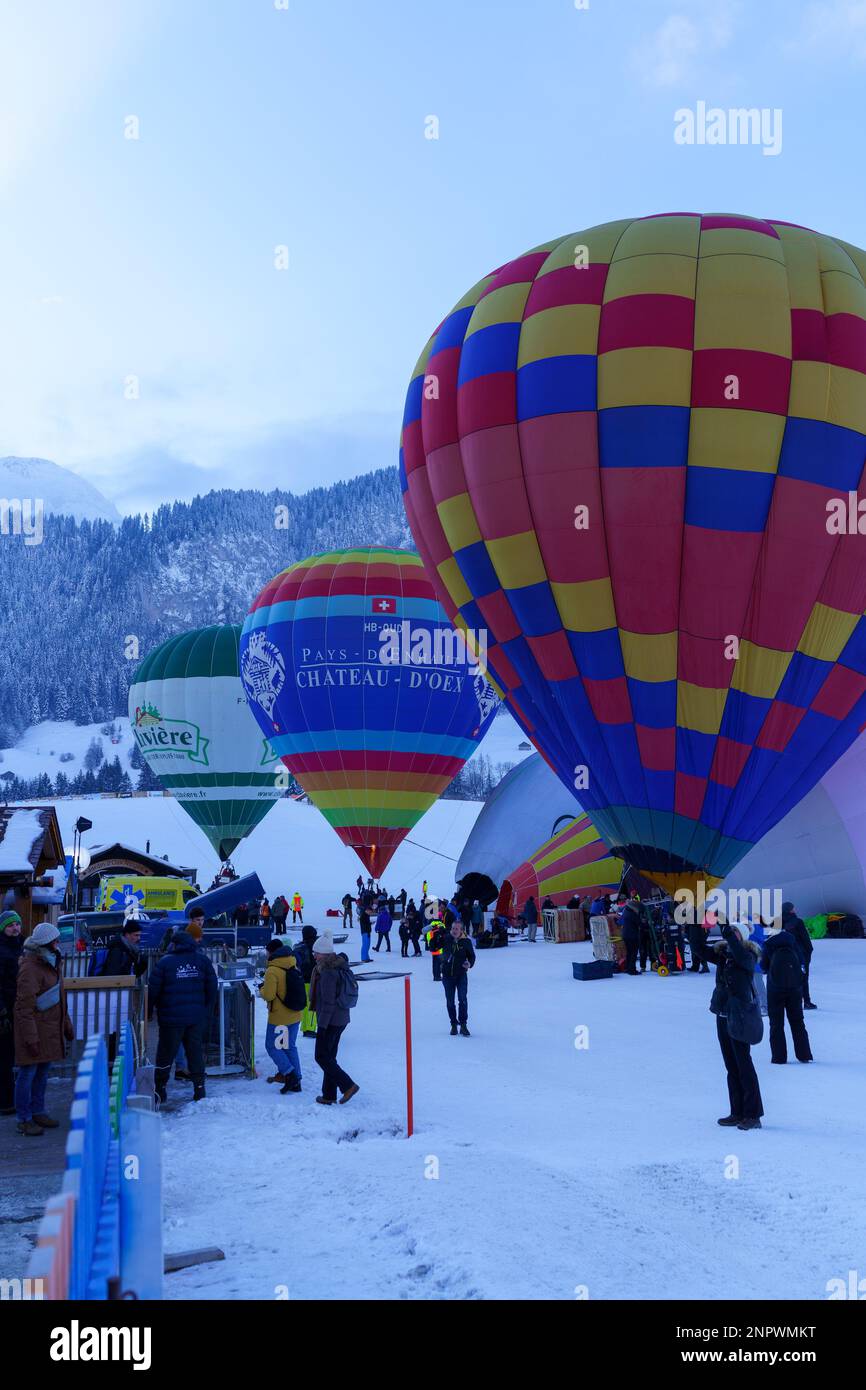Eine Reihe von Ballons noch auf dem Gorund. Aufgenommen beim 42. Internationalen Ballonfestival in Chateau D'Oex im Januar 2023. Stockfoto