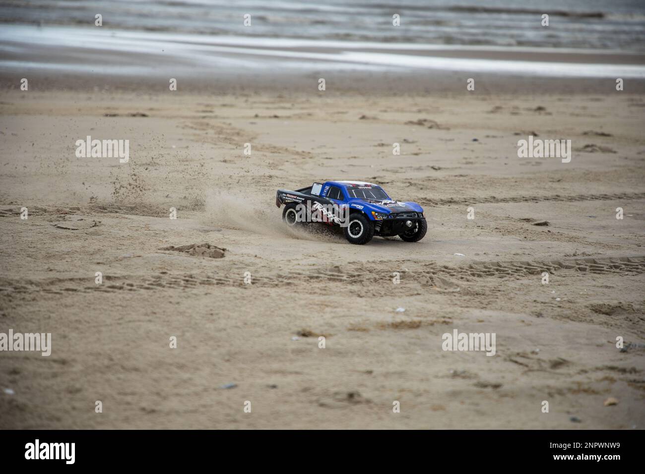 Ferngesteuertes Auto fährt schnell am Strand Stockfoto