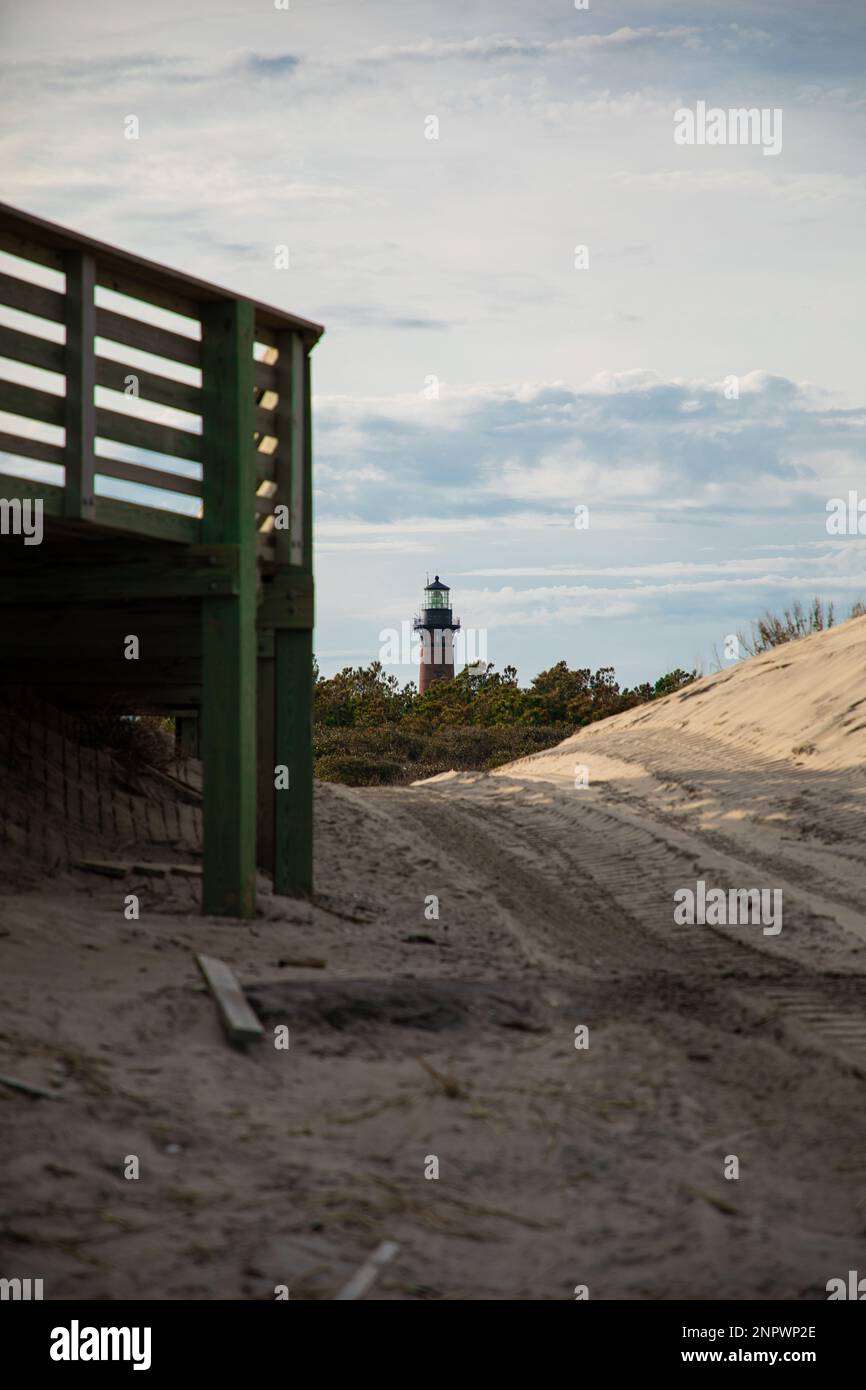 Old Brick Lighthouse mit Blick auf Wald und Dock mit Strand Stockfoto