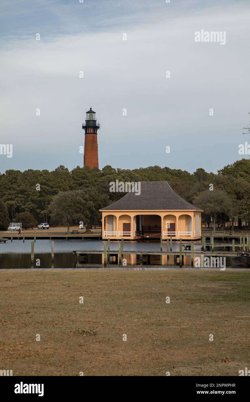 Old Brick Lighthouse mit Blick auf Wald und Dock mit Strand Stockfoto