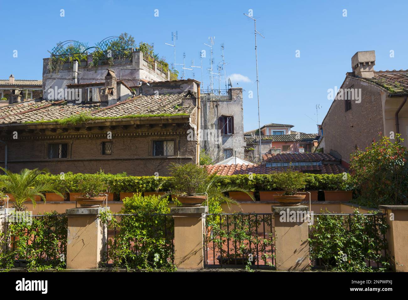 TV-Antennen auf den Dächern der Altstadt von Rom an einem sonnigen Tag in Latium, Italien. Stockfoto
