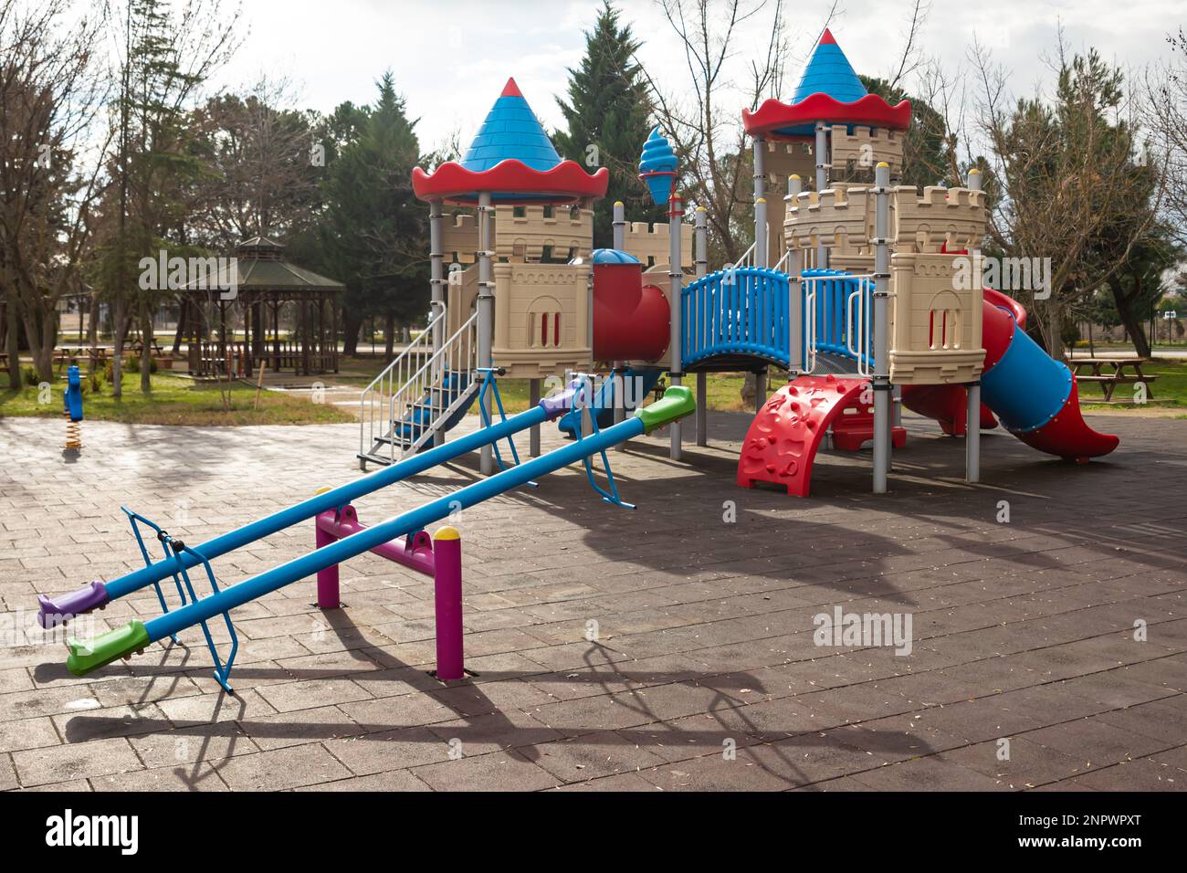 Kinderspielplatz aus Plastikmaterial in der Stadt, schädlicher Kunststoff,  der in Kinderspielplätzen verwendet wird. Hochwertiges Foto Stockfotografie  - Alamy