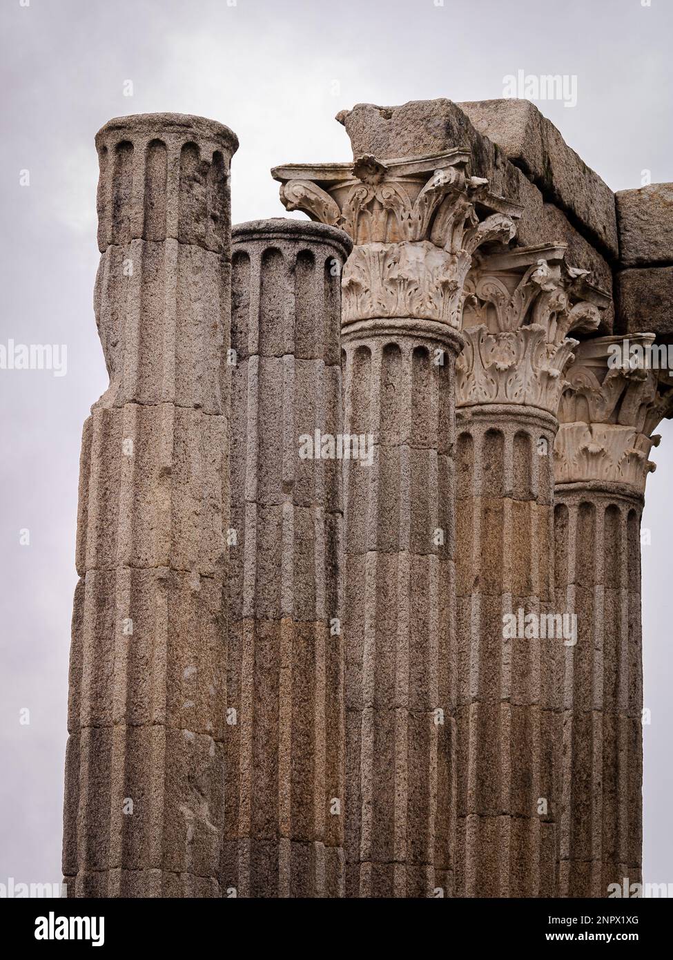 Ein einfacher, aber majestätischer Blick auf die Überreste des römischen Tempels oder des Tempels der Diana, der immer noch auf dem Marktplatz von Evora steht, der ein anderes Zeitalter repräsentiert. Stockfoto