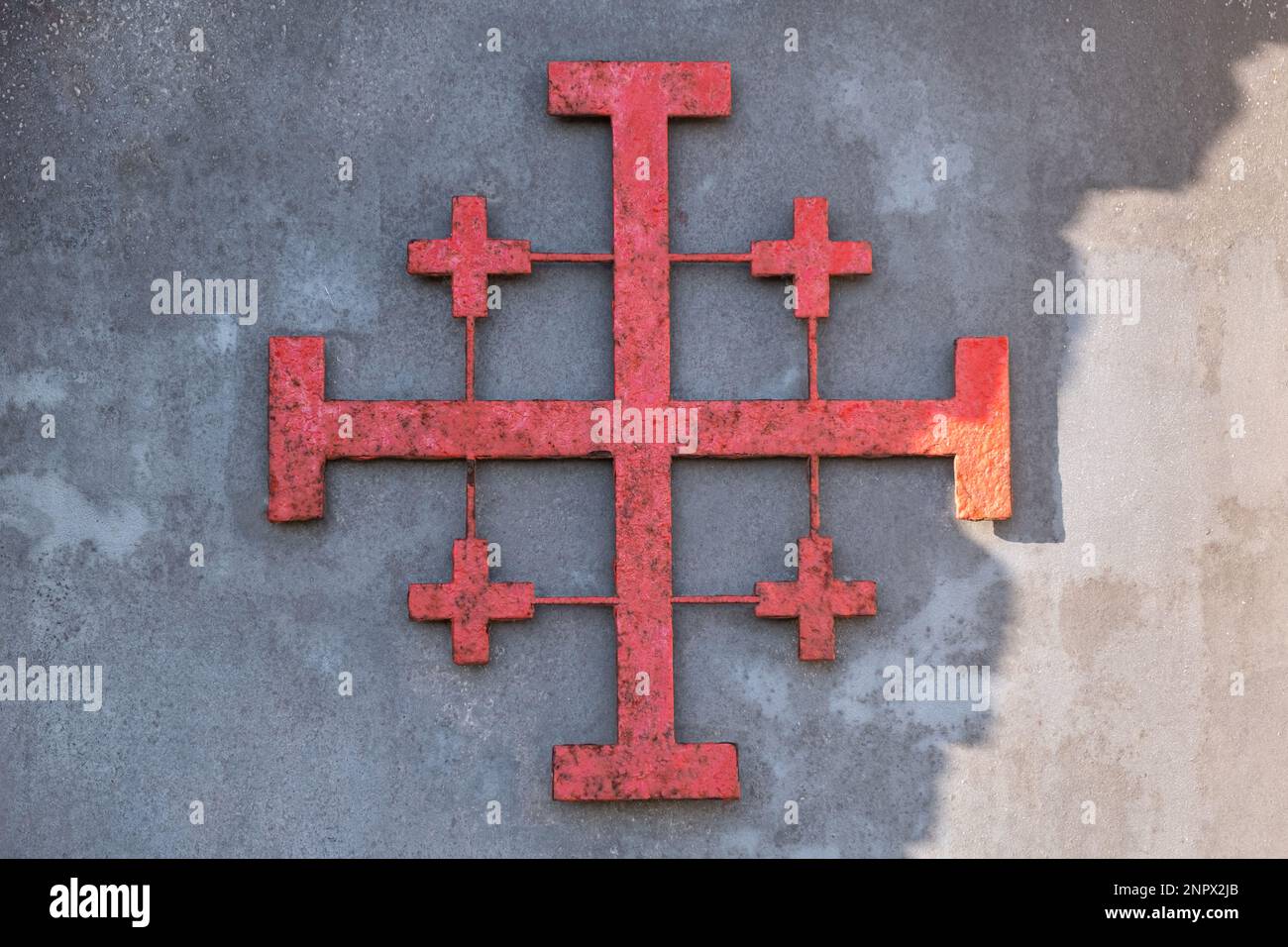 Alte, rostfarbene Metalldekoration eines Tempelritter Roten Kreuzes. Kreuzritter, christliches Symbol. Stockfoto