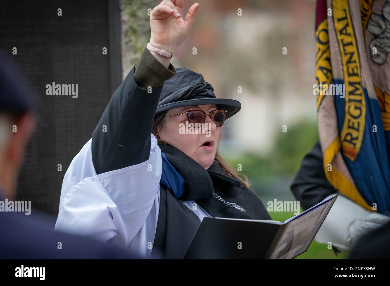 Gedenkfeier zum 123. Jahrestag der Anklage von Pieter's Hill im Böhlerkrieg. Reverend Debbie Lovatt liest ein Gebet Stockfoto