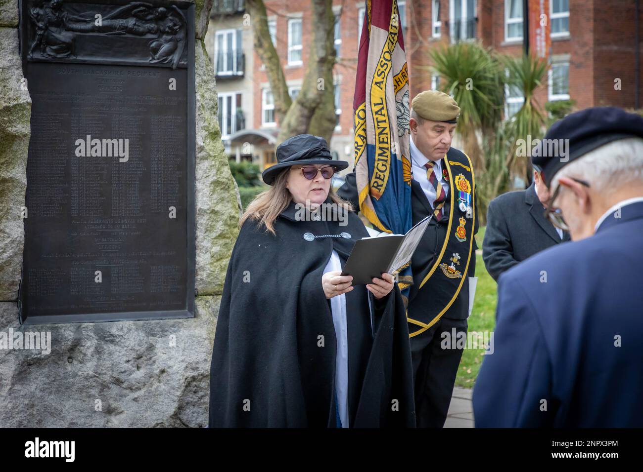 Gedenkfeier zum 123. Jahrestag der Anklage von Pieter's Hill im Böhlerkrieg. Reverend Debbie Lovatt liest ein Gebet Stockfoto