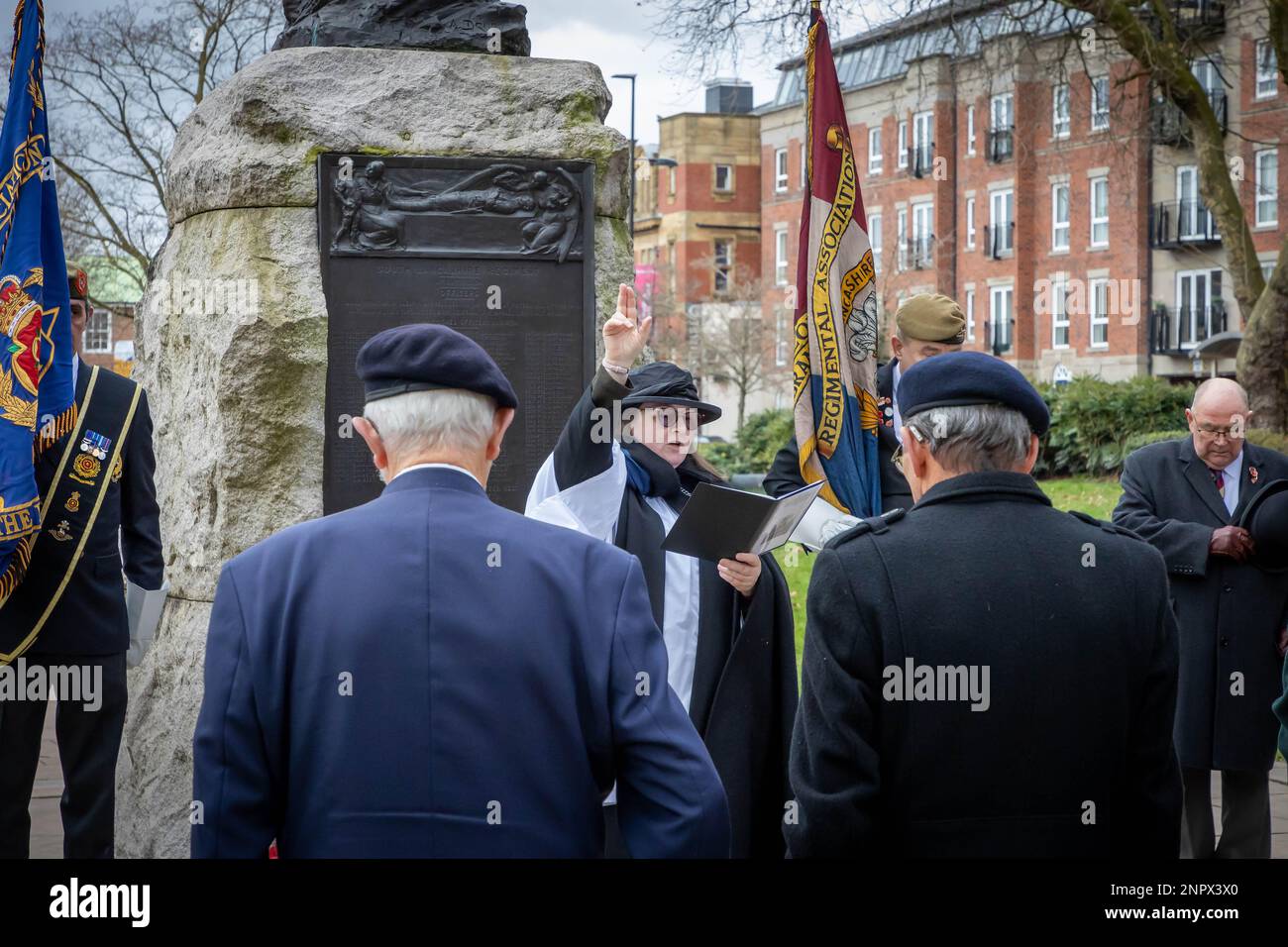 Gedenkfeier zum 123. Jahrestag der Anklage von Pieter's Hill im Böhlerkrieg. Reverend Debbie Lovatt liest ein Gebet Stockfoto