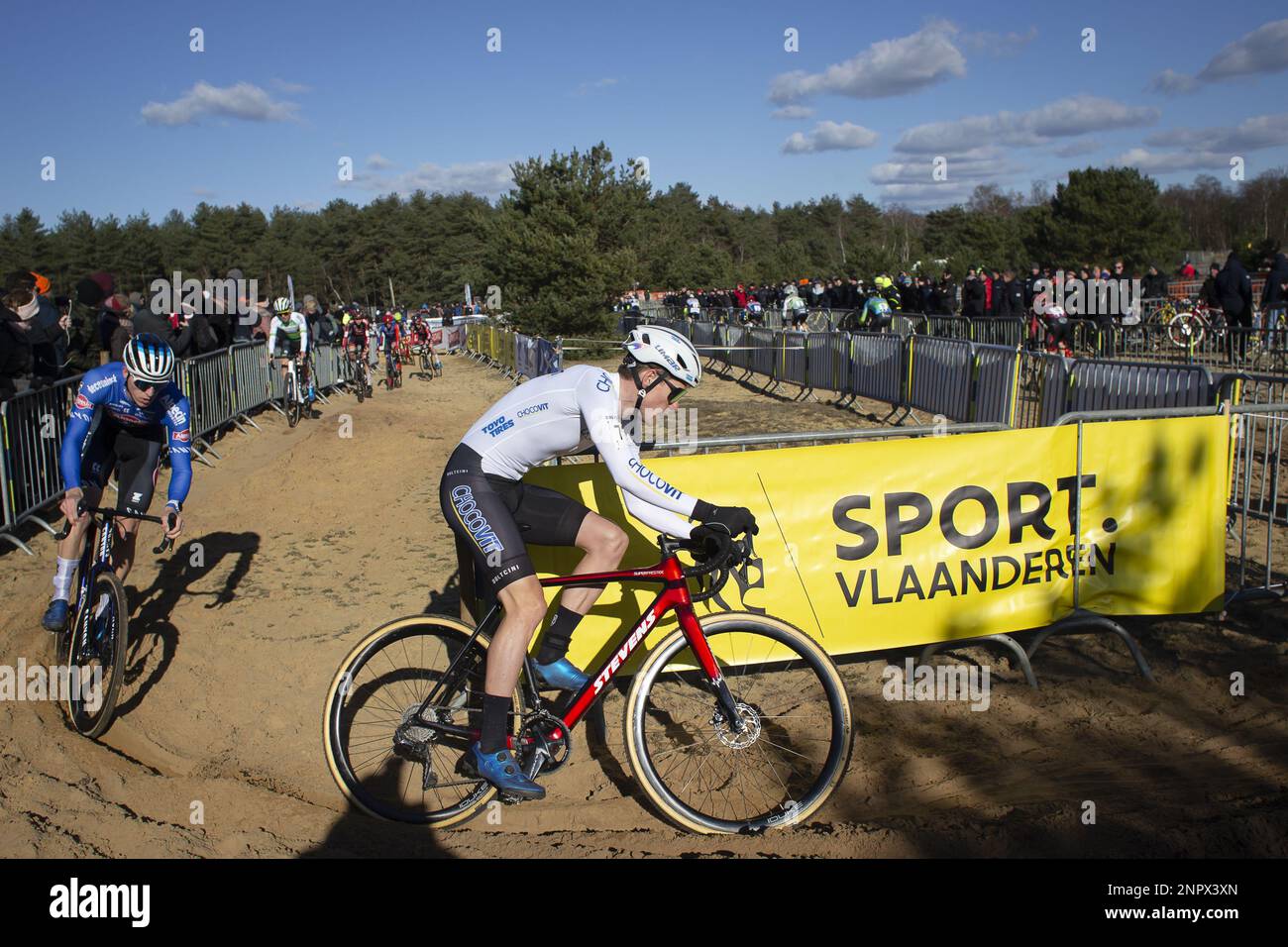 Der belgische Jens Adams wurde während des Herrenelitenrennen beim Cyclocross-Rennen „Internationale Sluitingsprijs Oostmalle“ am Sonntag, den 26. Februar 2023, in Oostmalle, dem letzten Rennen der Saison 2022-2023, fotografiert. BELGA FOTO KRISTOF VAN ACCOM Stockfoto