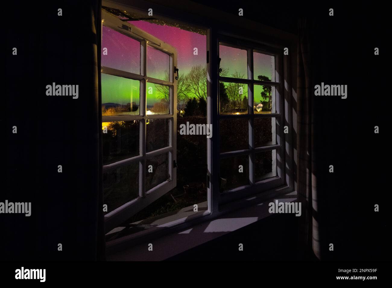 Northern Lights durchs Fenster gesehen - Schottland, Großbritannien - 26. Februar 2023 Stockfoto