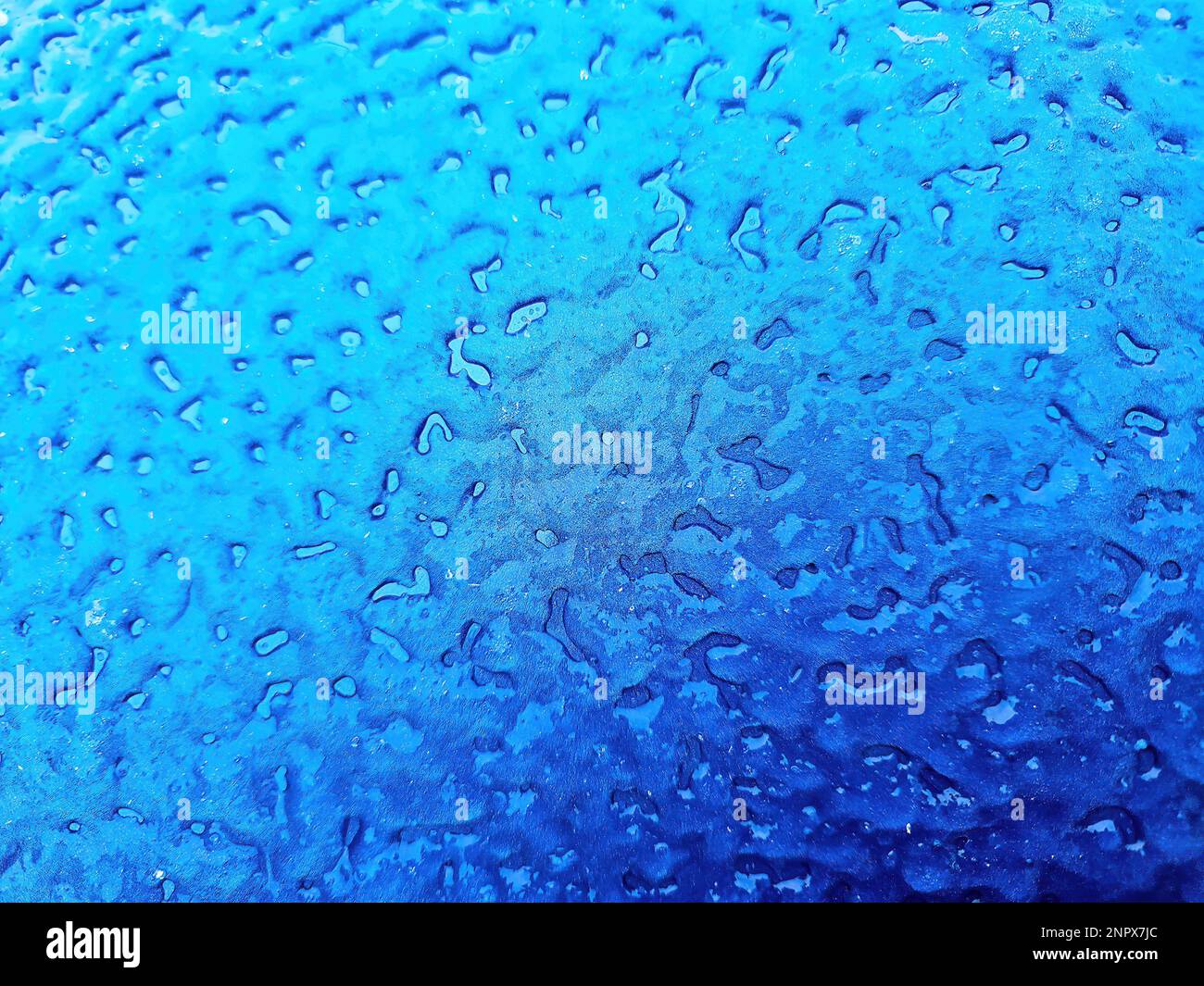 Nahaufnahme der Eisüberlagerung auf blauem Metallhintergrund Stockfoto
