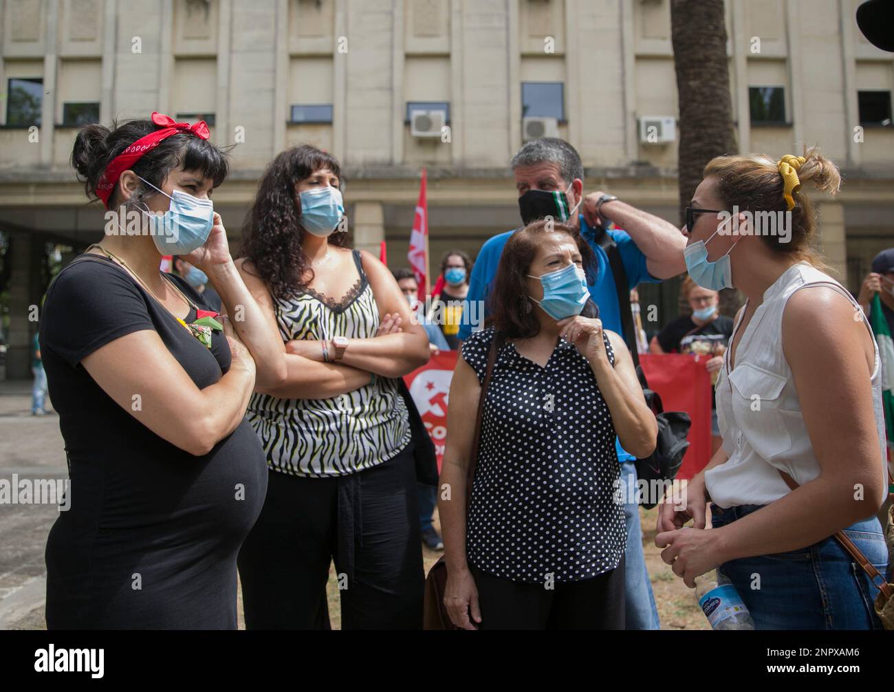 Adelante Andalucía spokeswoman Teresa Rodríguez (1l), during her participation in the concentration of Alestis workers at the door of the Prado de San Sebastián courts, (Seville, Andalusia, Spain), on 26 June 2020. . 26 JUNE 2020 María José López / Europa Press 06/26/2020 (Europa Press via AP) Stockfoto