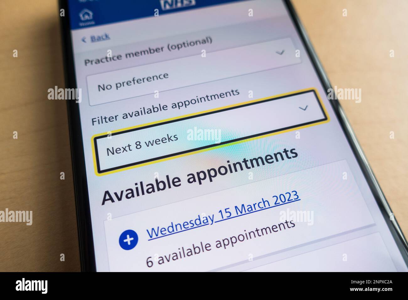 NHS-App zeigt verfügbare Termine mit GP an, wenn diese in den nächsten 8 Wochen ausgewählt werden Stockfoto