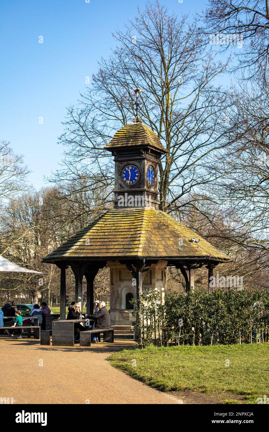 An einem sonnigen Wintertag in den Kensington Gardens in London, England, fliegt die Zeit im Uhrenturm Stockfoto