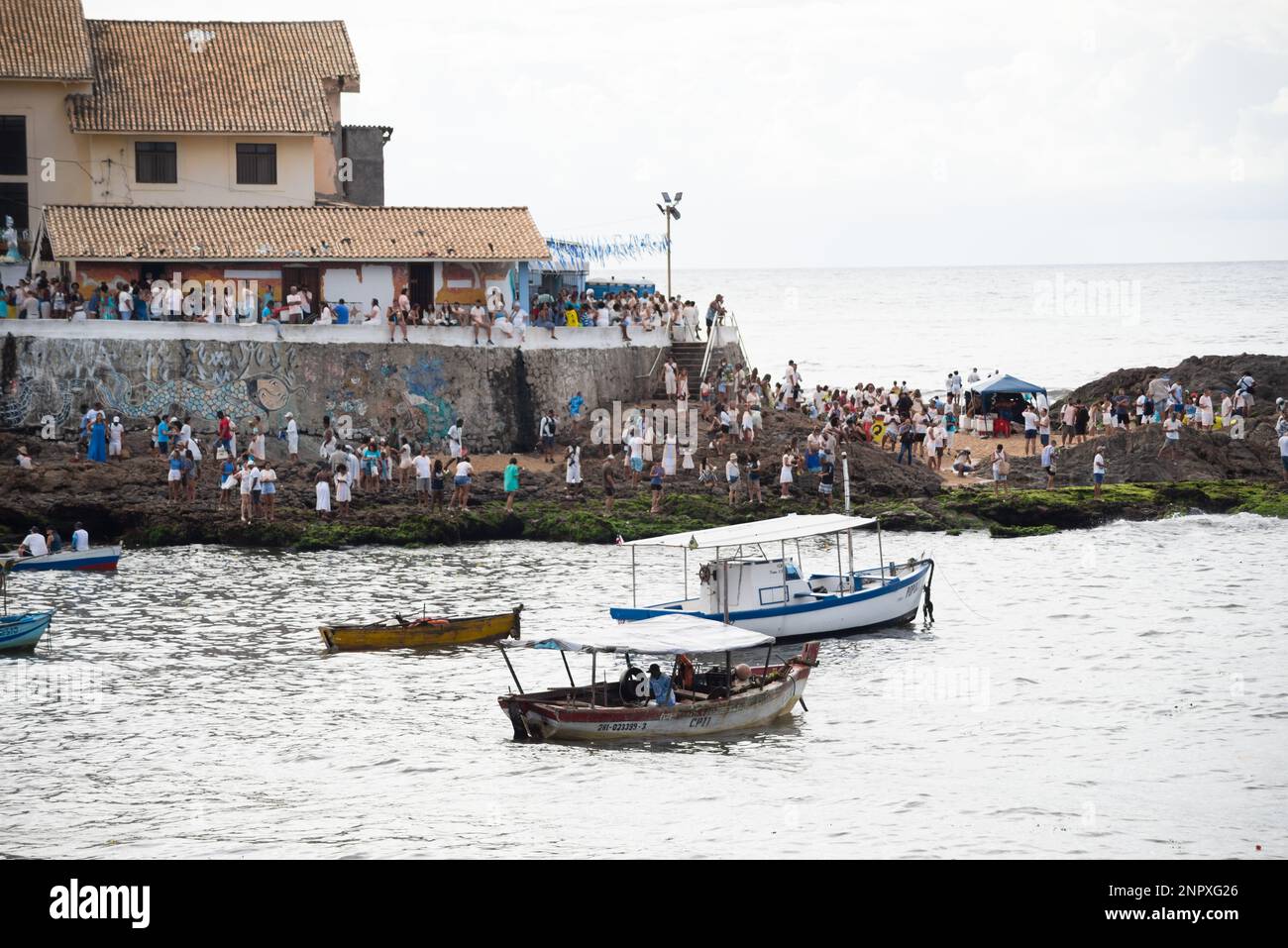 Salvador, Bahia, Brasilien - 02. Februar 2023: Viele Menschen sind am Strand von Rio Vermelho und bieten Geschenke für die Yemanja-Party in Salvador, Bahia. Stockfoto
