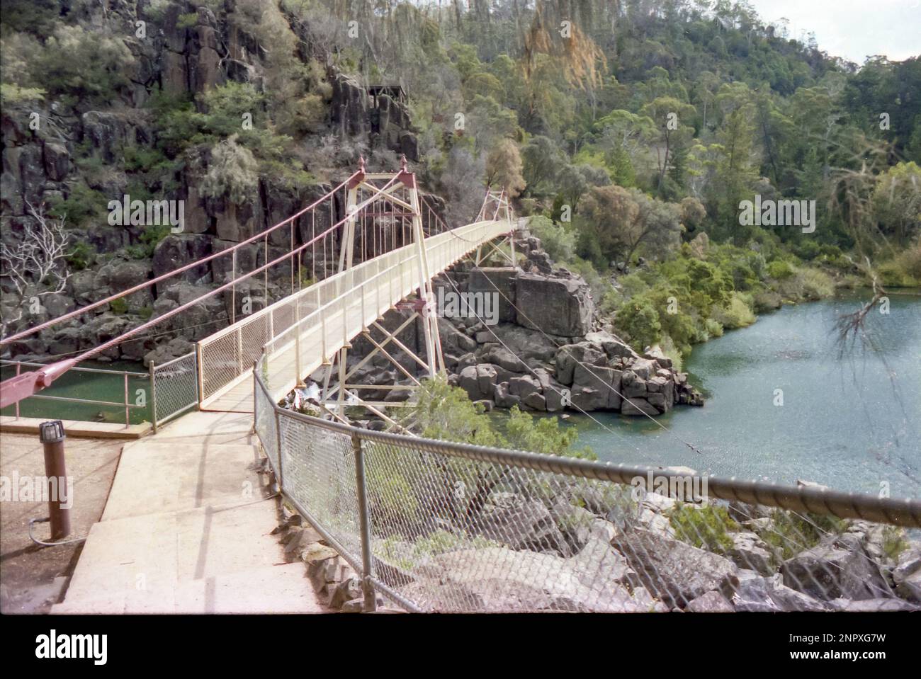 Eine gescannte 35mm 1981-Dia der Hängebrücke am Cataract Gorge Cliff Grounds and Reserve in Launceston, Tasmanien, Australien Stockfoto