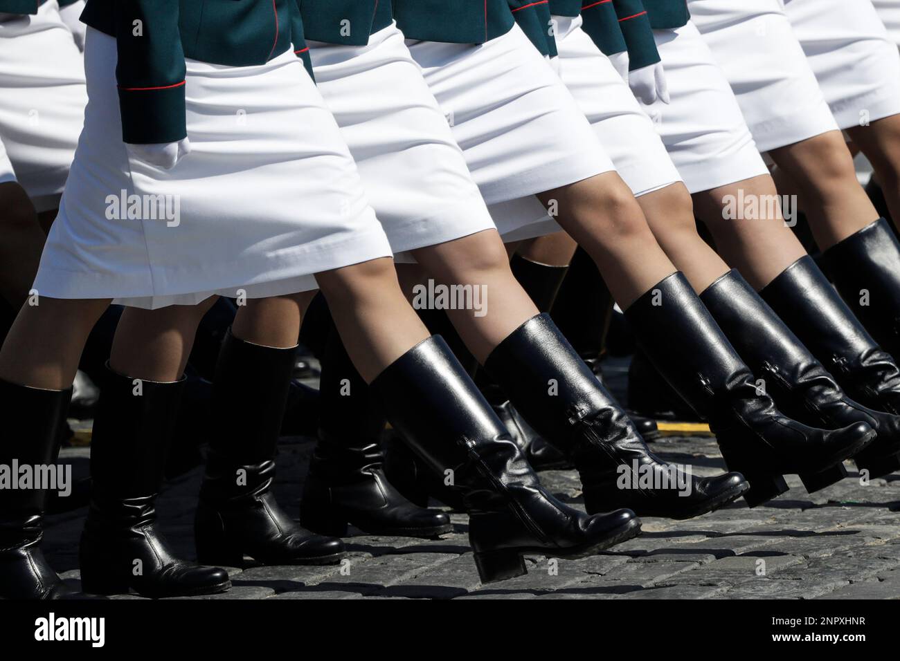 Russian solders march in Red Square during the Victory Day military parade marking the 75th anniversary of the Nazi defeat in WWII, in Moscow, Russia, Wednesday, June 24, 2020. The Victory Day parade normally is held on May 9, the nation's most important secular holiday, but this year it was postponed due to the coronavirus pandemic. (AP Photo/Pavel Golovkin, Pool) Stockfoto