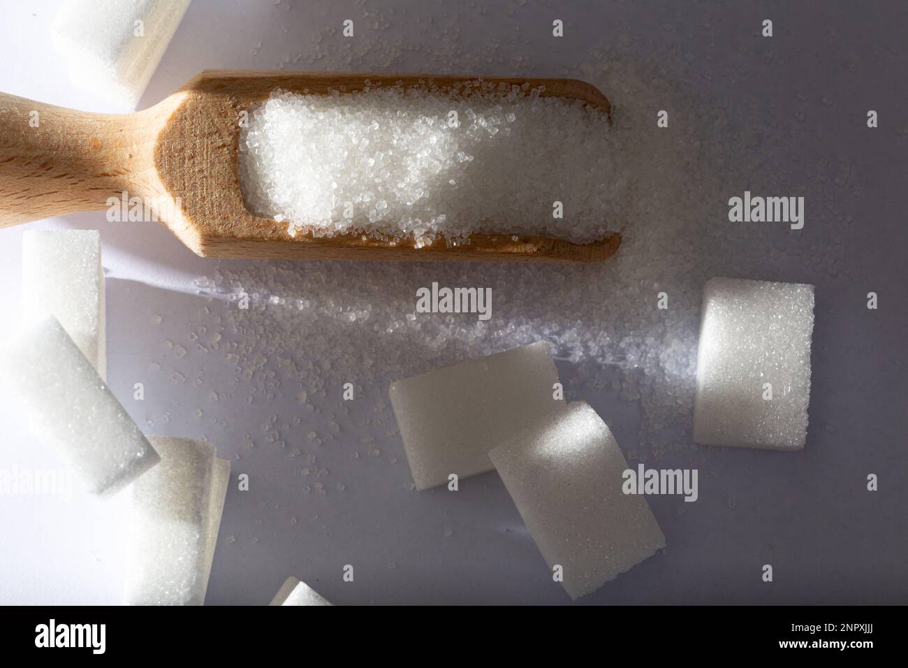 Crystal Clear: Eine beeindruckende Studie von Zucker in Würfel- und Pulverform Stockfoto