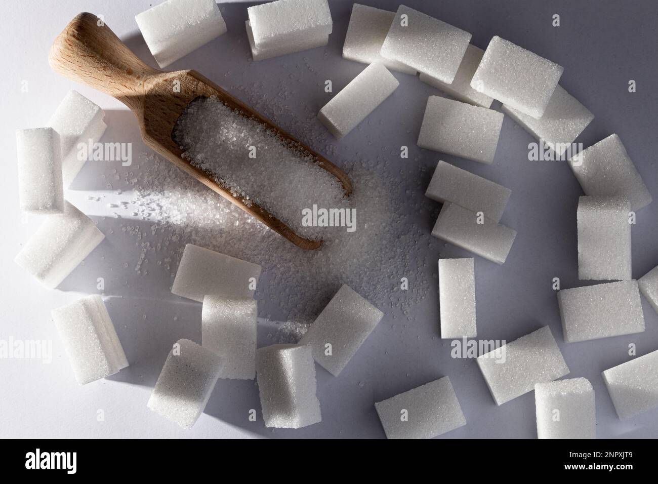 Crystal Clear: Eine beeindruckende Studie von Zucker in Würfel- und Pulverform Stockfoto