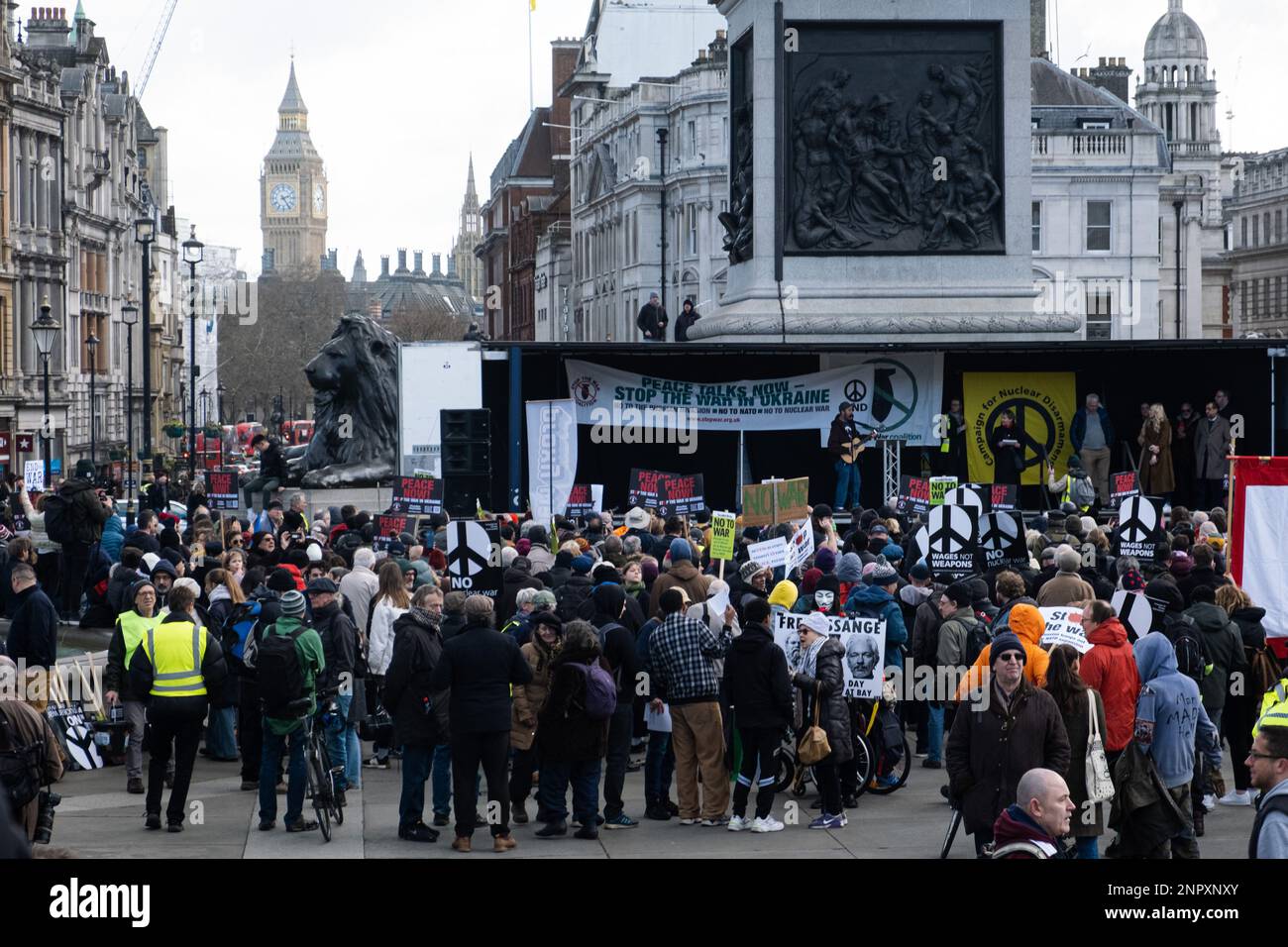 London, Großbritannien. 25. Februar 2023. Am Trafalgar Square versammelt sich die Protestgruppe "Stop the war Coalition". Nach dem ersten Jahrestag des Krieges zwischen Russland und der Ukraine versammelten sich Protestgruppen in Central London und marschierten zum Trafalgar Square, um Frieden in der Ukraine und im Iran zu fordern. Kredit: SOPA Images Limited/Alamy Live News Stockfoto