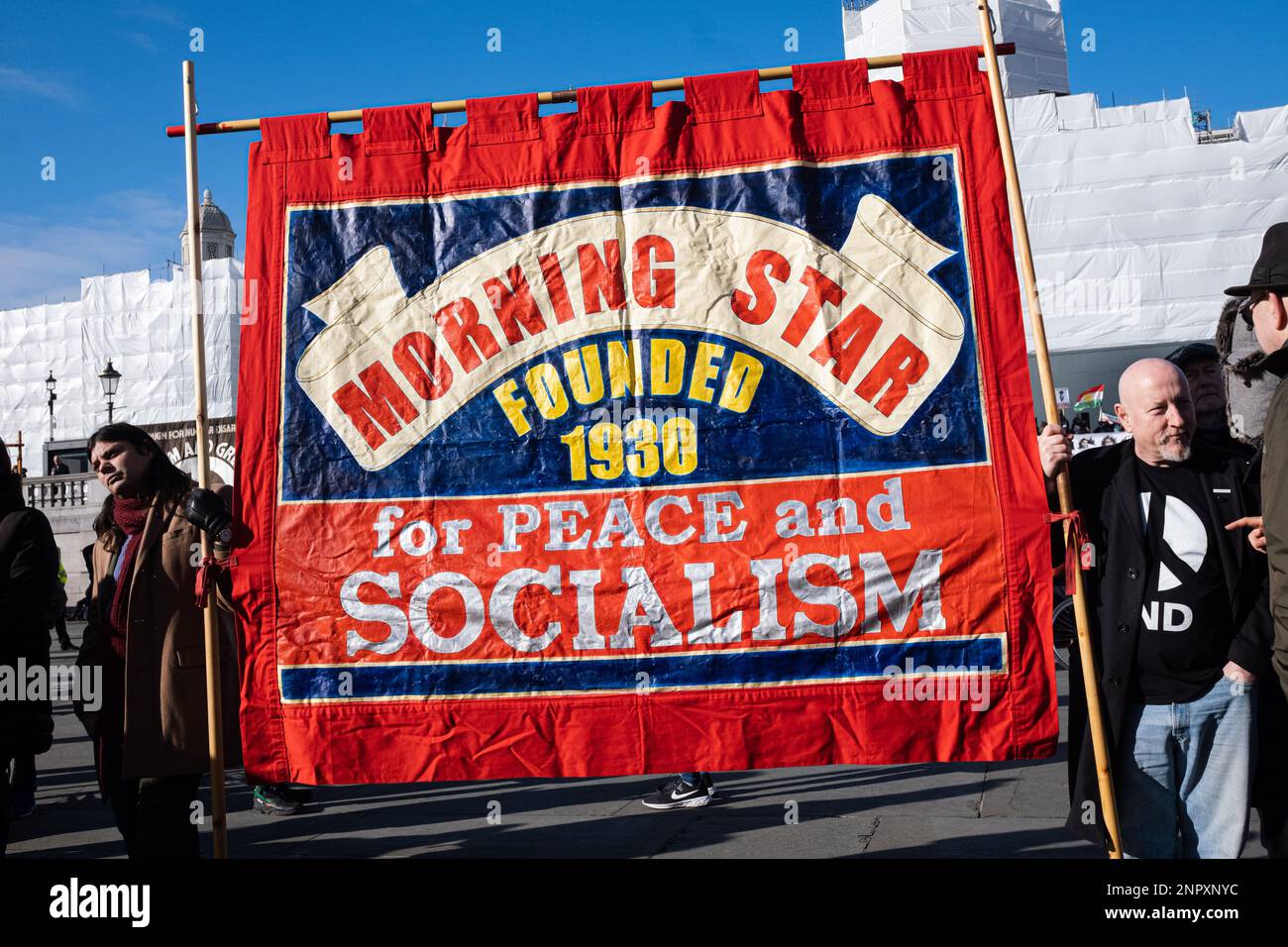 London, Großbritannien. 25. Februar 2023. Demonstranten halten während des demonstrationsmarsches ein Banner. Nach dem ersten Jahrestag des Krieges zwischen Russland und der Ukraine versammelten sich Protestgruppen in Central London und marschierten zum Trafalgar Square, um Frieden in der Ukraine und im Iran zu fordern. Kredit: SOPA Images Limited/Alamy Live News Stockfoto