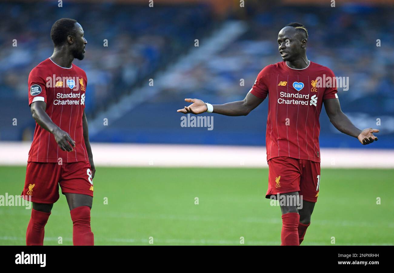 Liverpool's Naby Keita, left, and Liverpool's Sadio Mane discuss as they leave the pitch at half time during the English Premier League soccer match between Everton and Liverpool at Goodison Park in Liverpool, England, Sunday, June 21, 2020. (Peter Powell/Pool via AP) Stockfoto