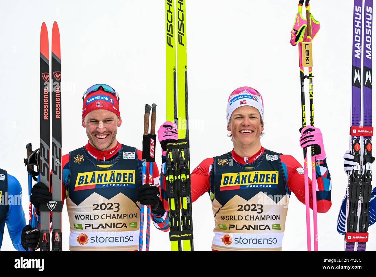 Die Gewinner Johannes Hoesflot Klaebo und Paal Golberg aus Norwegen feiern während des Mans Team Sprint Free Race-Wettbewerbs bei der FIS Nordic World Ski Championships 2023. Stockfoto