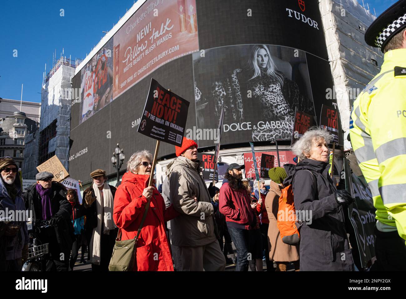 London, Großbritannien. 25. Februar 2023. Protestgruppen, die während des demonstrationsmarsches durch den Piccadilly Circus marschierten. Nach dem ersten Jahrestag des Krieges zwischen Russland und der Ukraine versammelten sich Protestgruppen in Central London und marschierten zum Trafalgar Square, um Frieden in der Ukraine und im Iran zu fordern. (Foto: Daniel Lai/SOPA Images/Sipa USA) Guthaben: SIPA USA/Alamy Live News Stockfoto